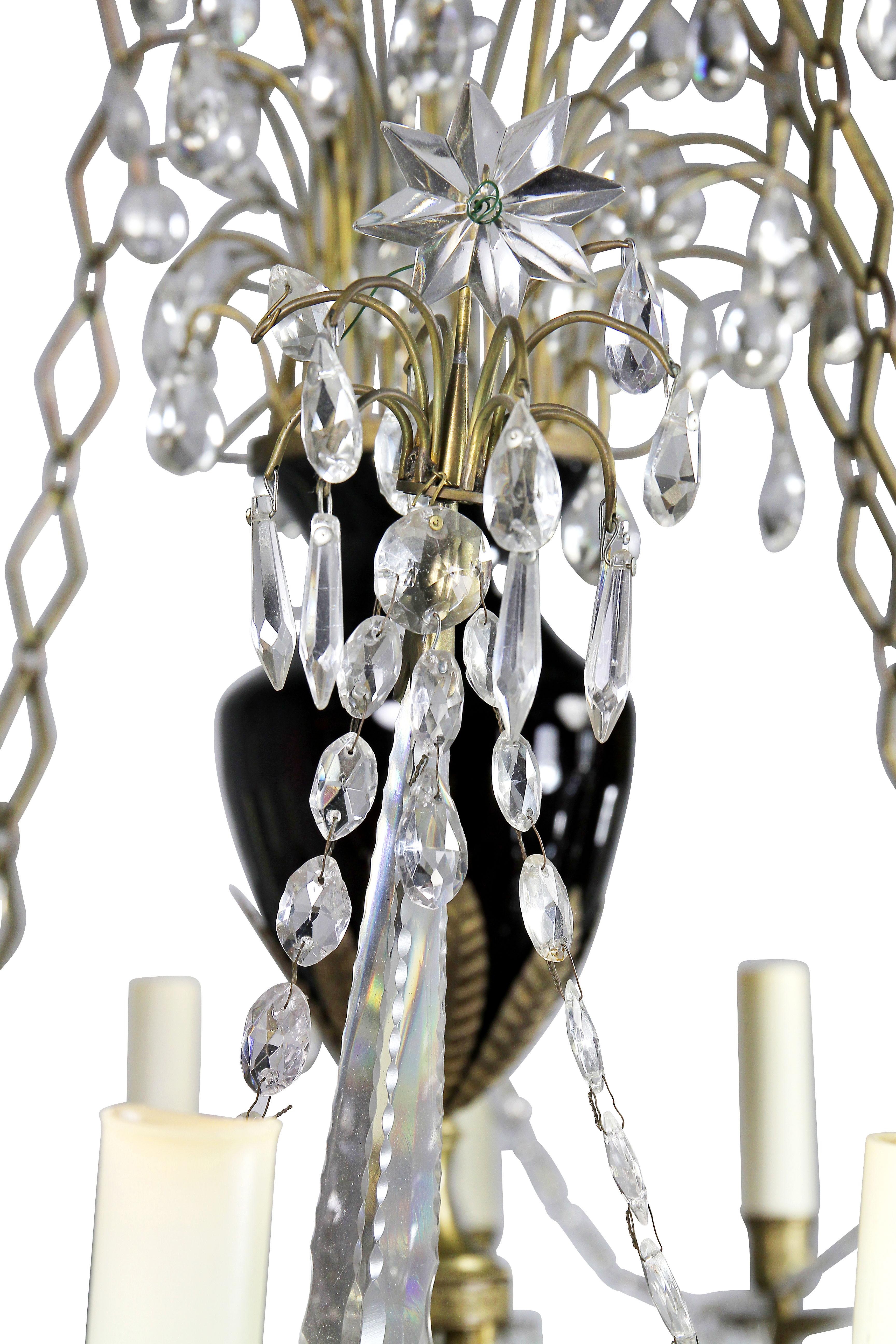 Lampadario neoclassico in bronzo dorato e vetro tagliato in vendita 1