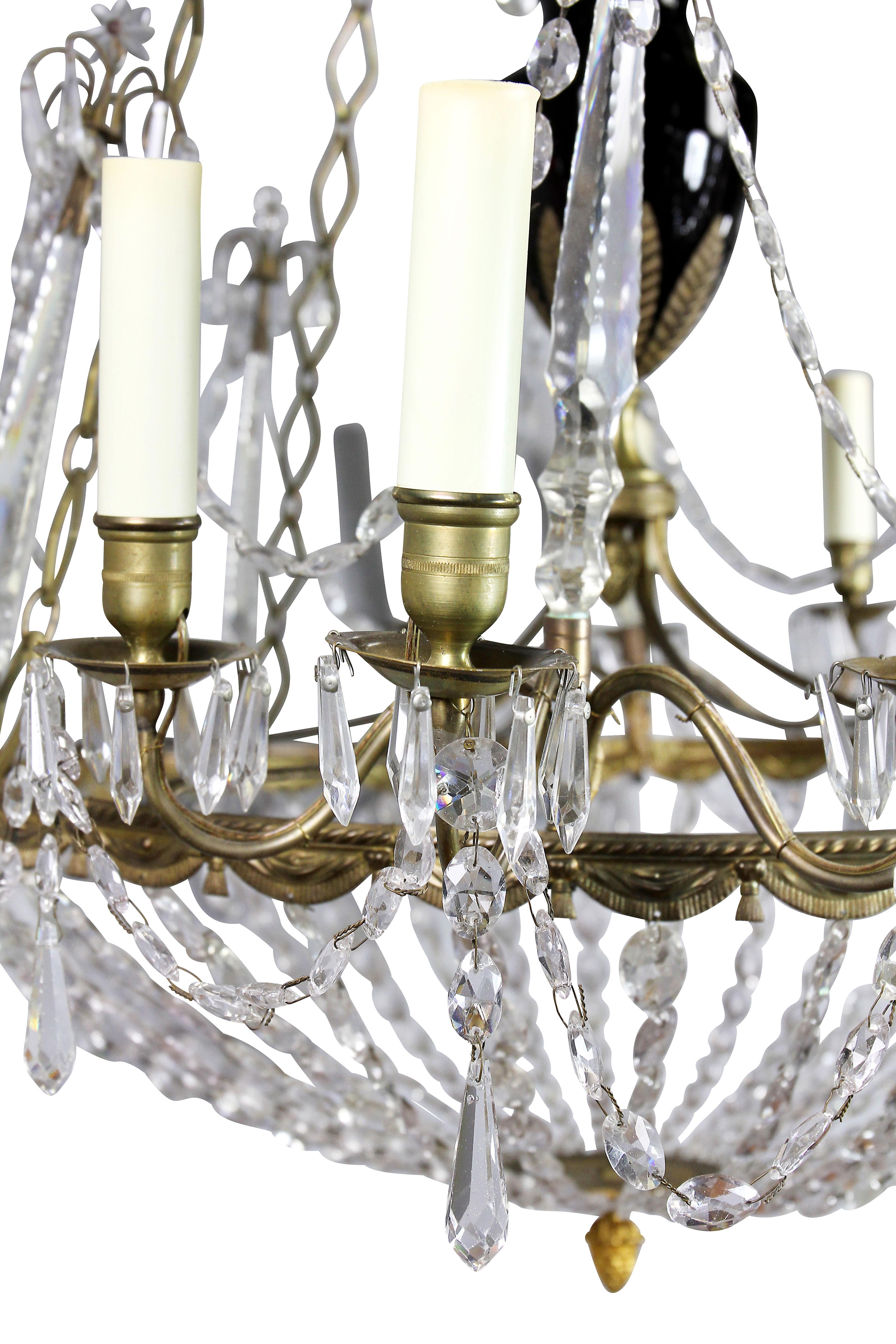 Lampadario neoclassico in bronzo dorato e vetro tagliato in vendita 2