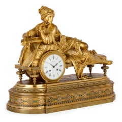 Reloj de sobremesa neoclásico de bronce dorado y esmalte policromado