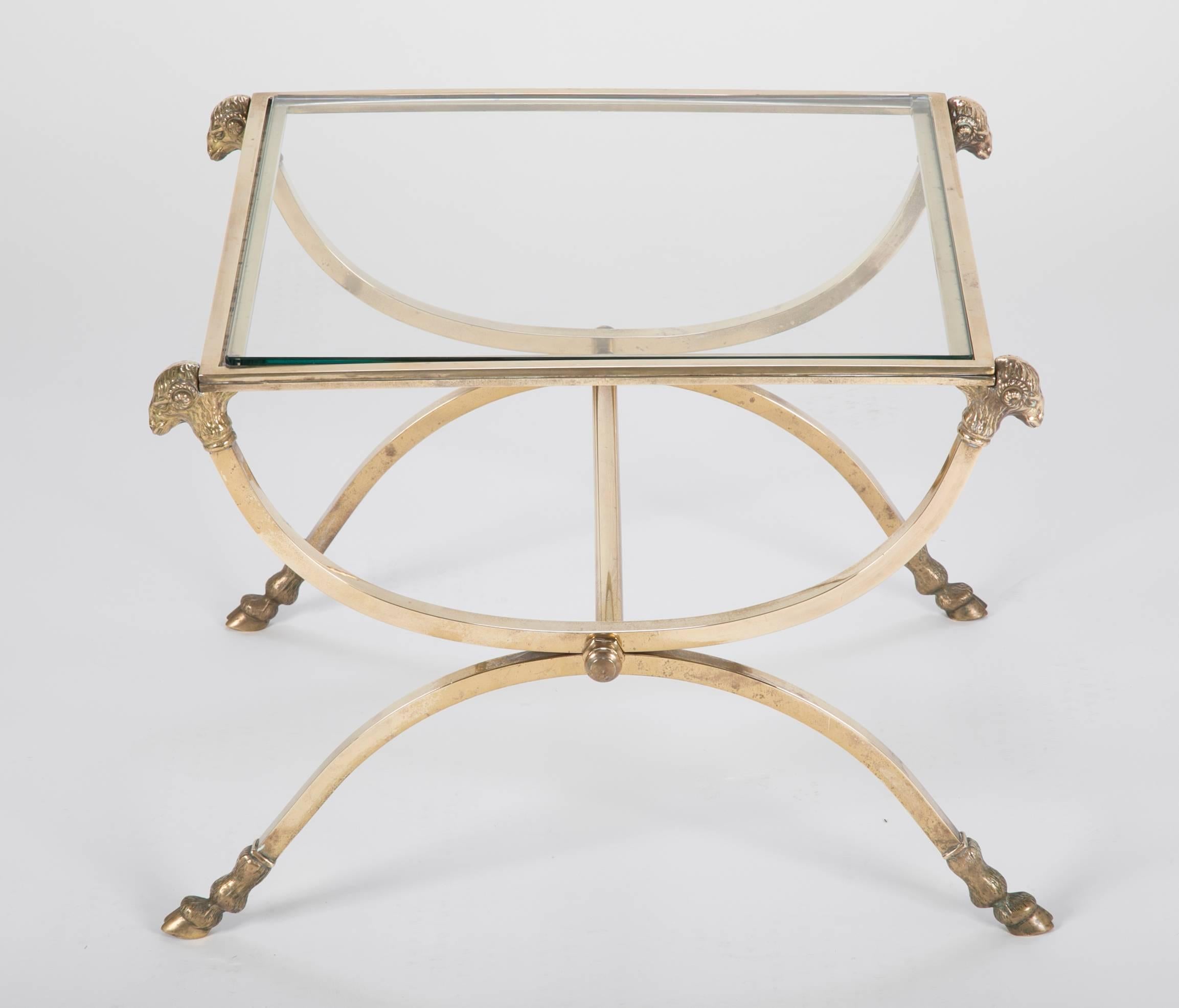 Mid-Century Modern Table d'appoint italienne du milieu du siècle dernier en bronze surmonté de verre avec têtes de béliers et pieds en forme de sabot en vente