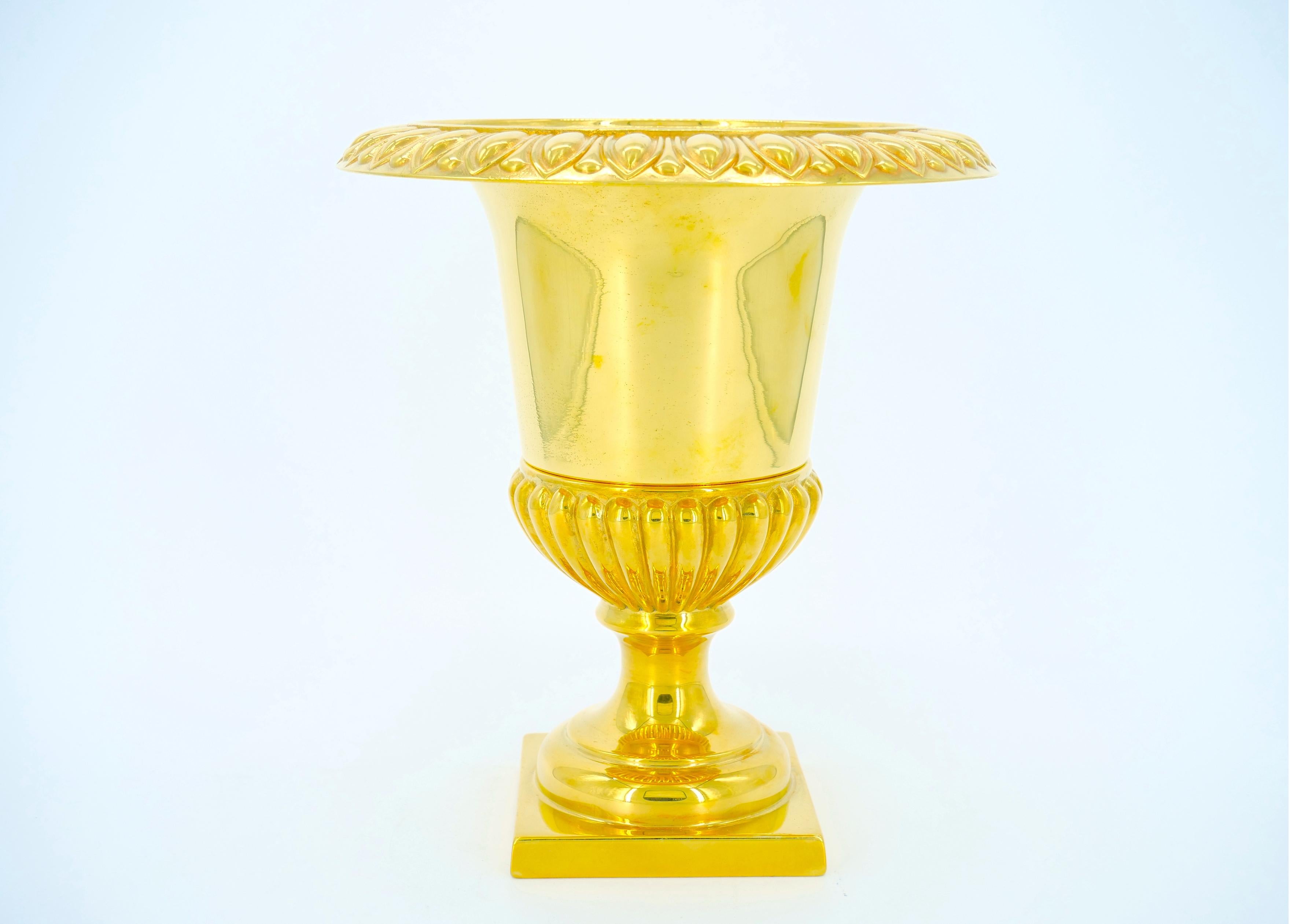 Neoklassizistischer vergoldeter Campana-Weinkühler/Eiskübel in Campana-Form im Angebot 5