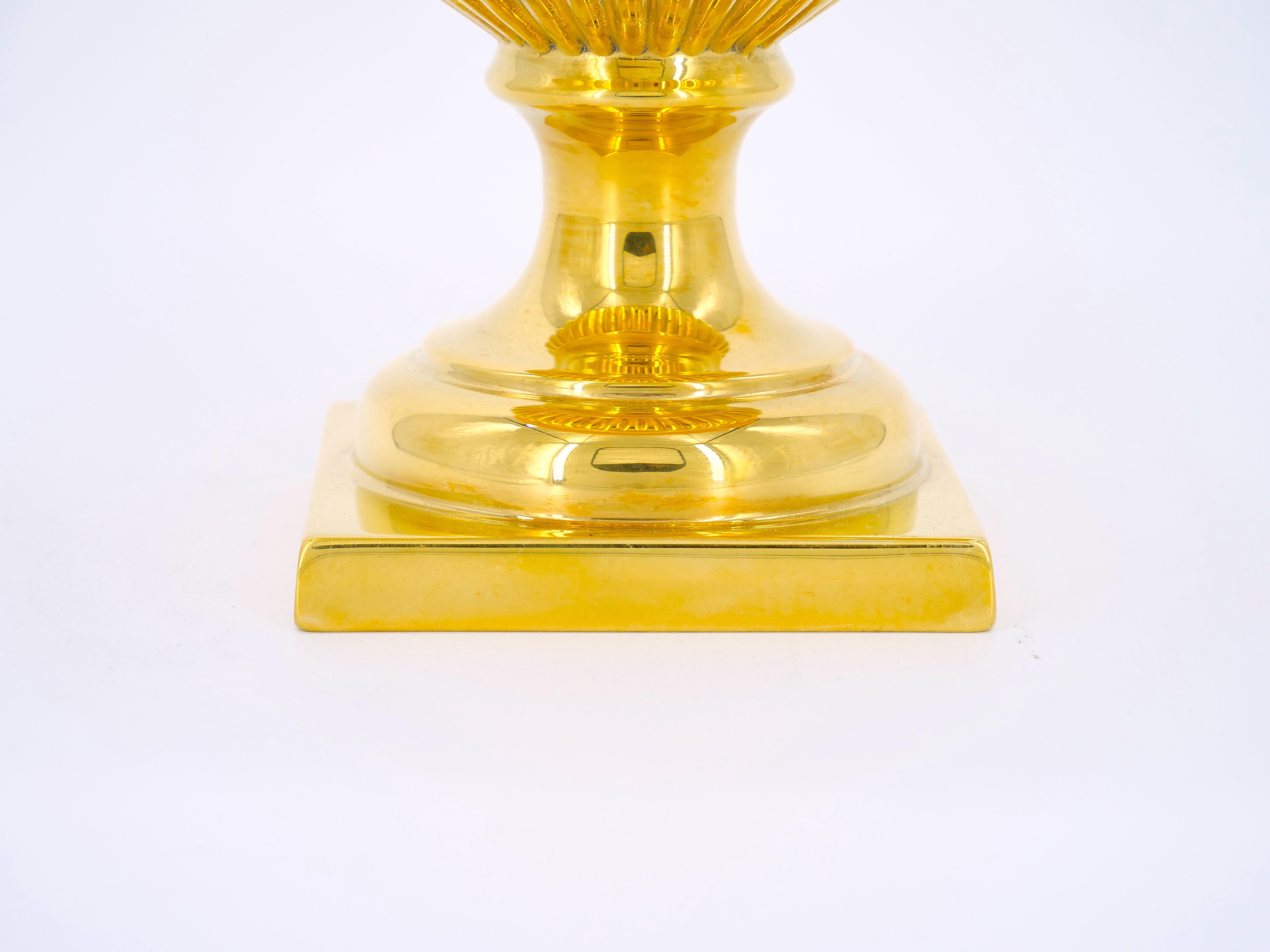 Seau à glace en métal doré de forme vase campana romain à base carrée, à godrons à la taille et au bord à motif d'œufs et de fléchettes. En parfait état. Apparemment non signé.