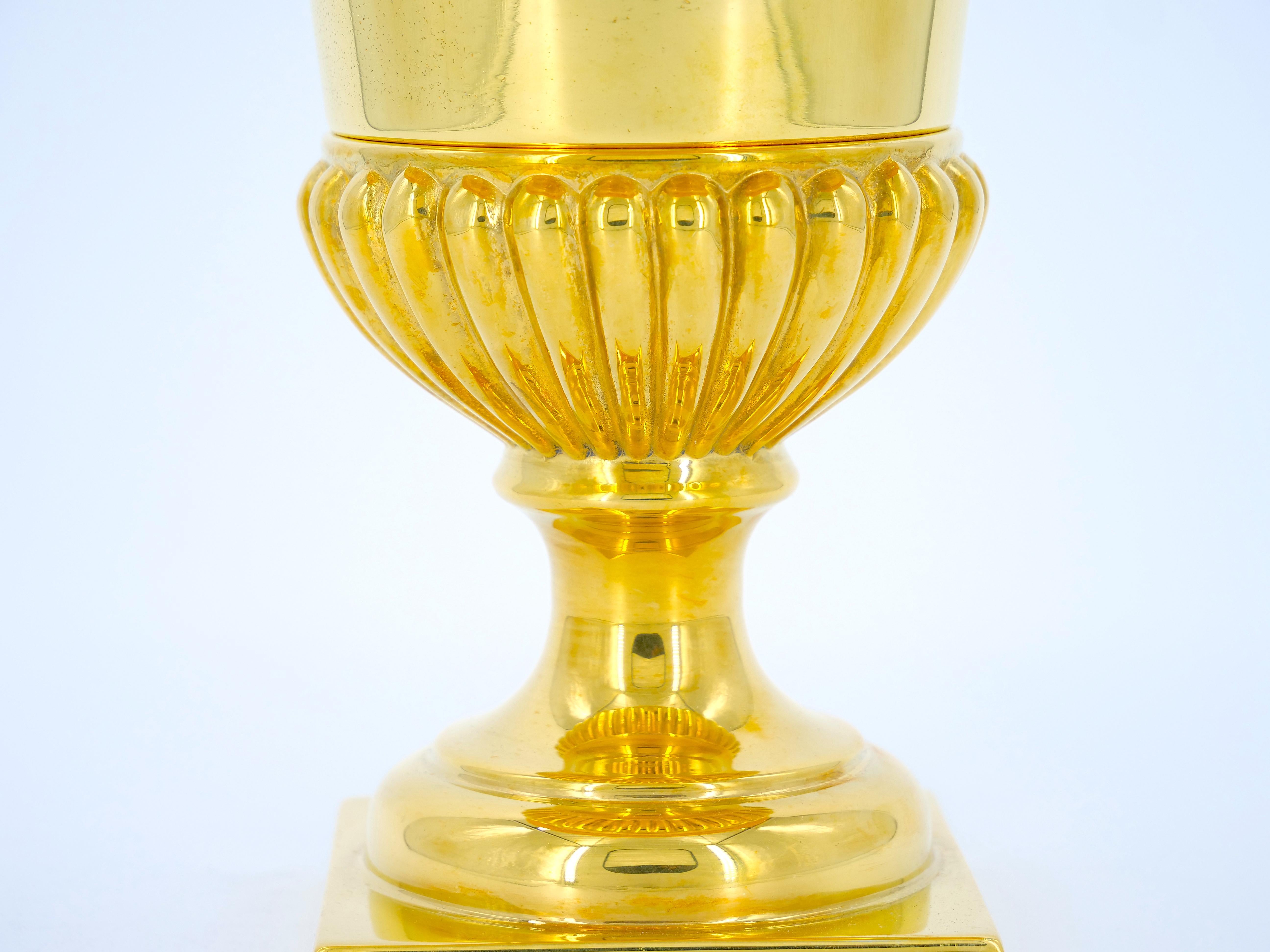 Néoclassique Rafraîchisseur à vin / seau à glace néoclassique doré de forme Campana en vente