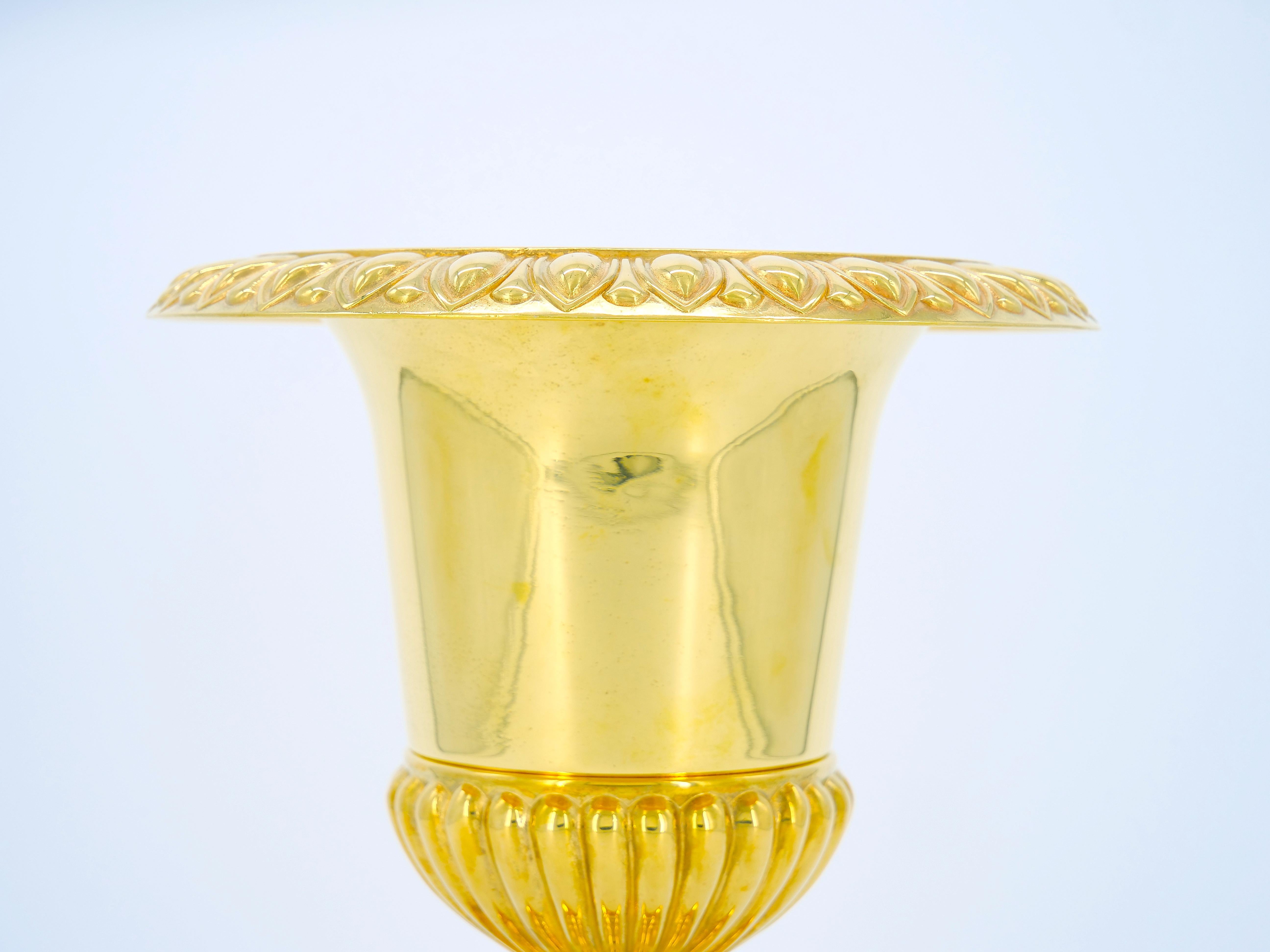 Neoklassizistischer vergoldeter Campana-Weinkühler/Eiskübel in Campana-Form (Vergoldet) im Angebot