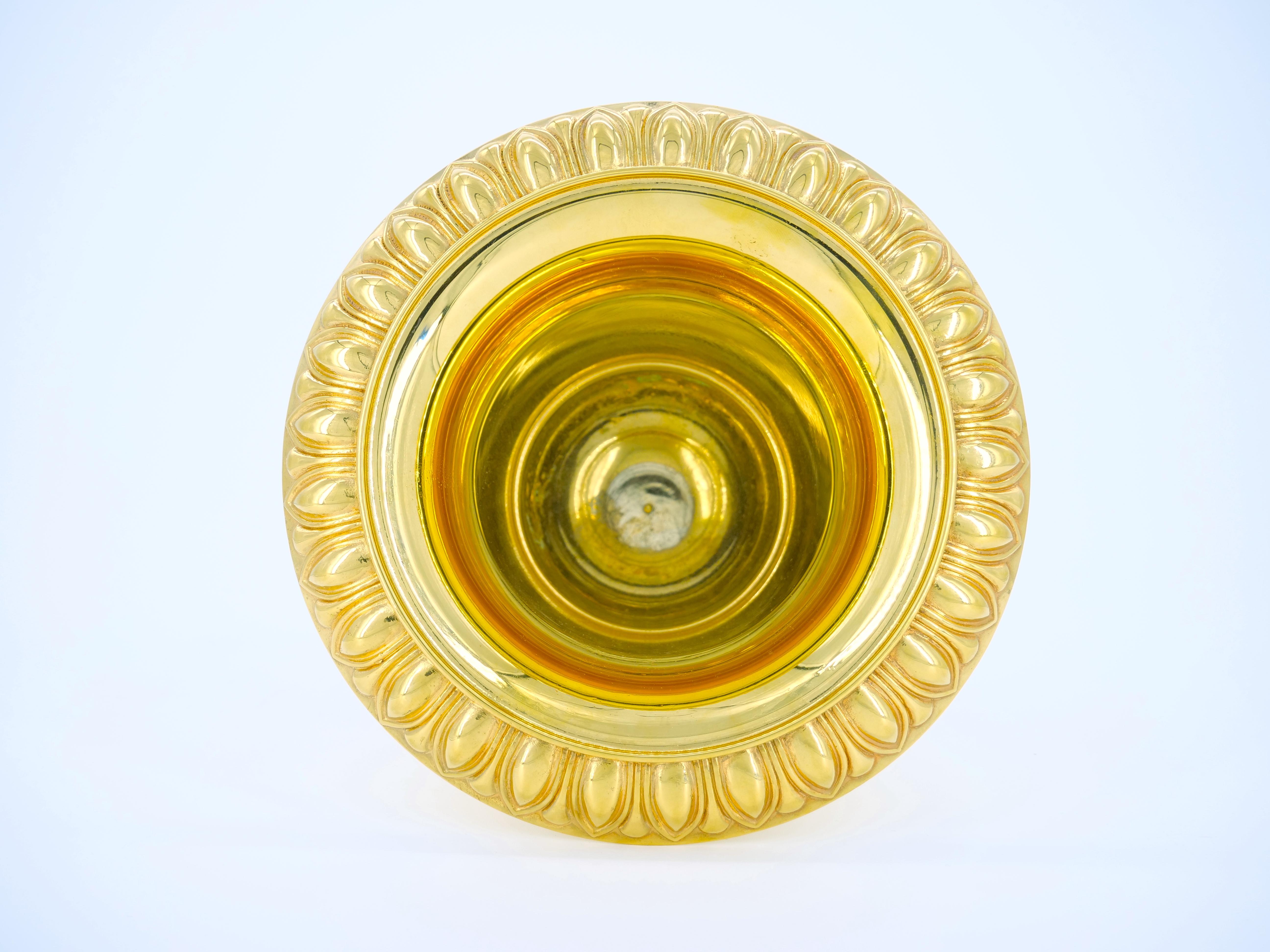 20ième siècle Rafraîchisseur à vin / seau à glace néoclassique doré de forme Campana en vente