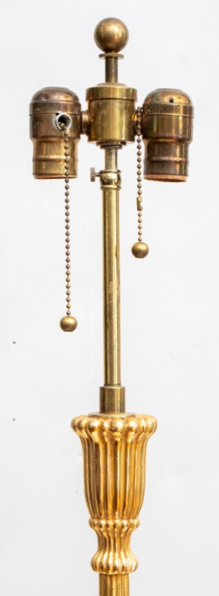 Paire de lampadaires en composition dorée de style néoclassique, fin du 20e siècle.

Concessionnaire : S138XX