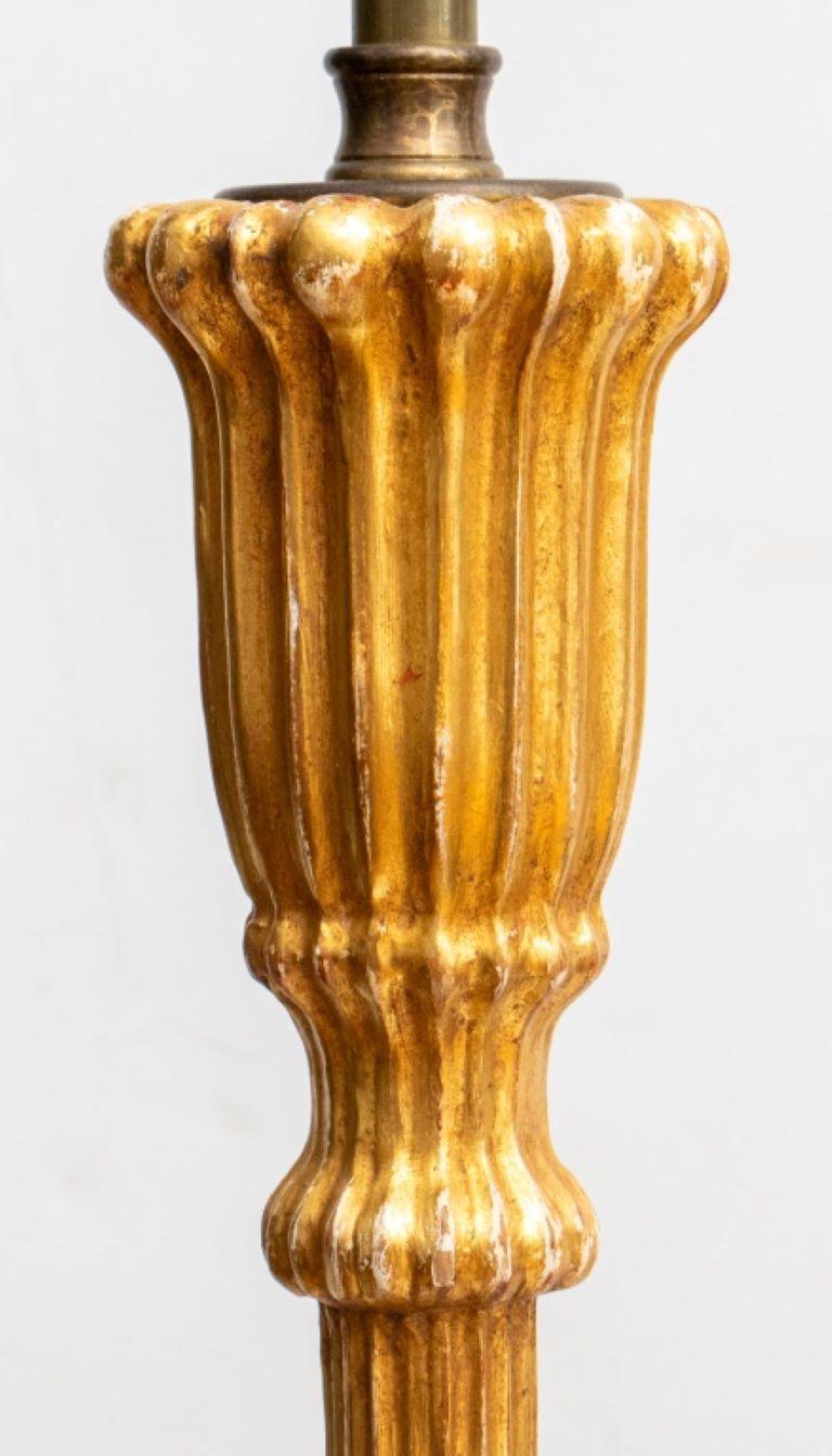 Néoclassique Paire de lampadaires néoclassiques en composition dorée en vente