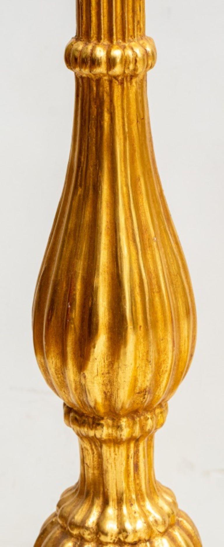 Neoklassizistische vergoldete Komposition-Stehlampen, Paar im Zustand „Gut“ im Angebot in New York, NY