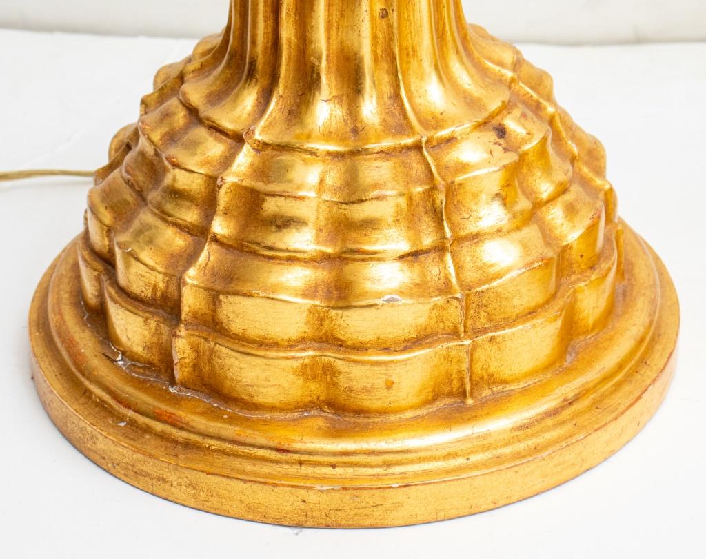 20ième siècle Paire de lampadaires néoclassiques en composition dorée en vente