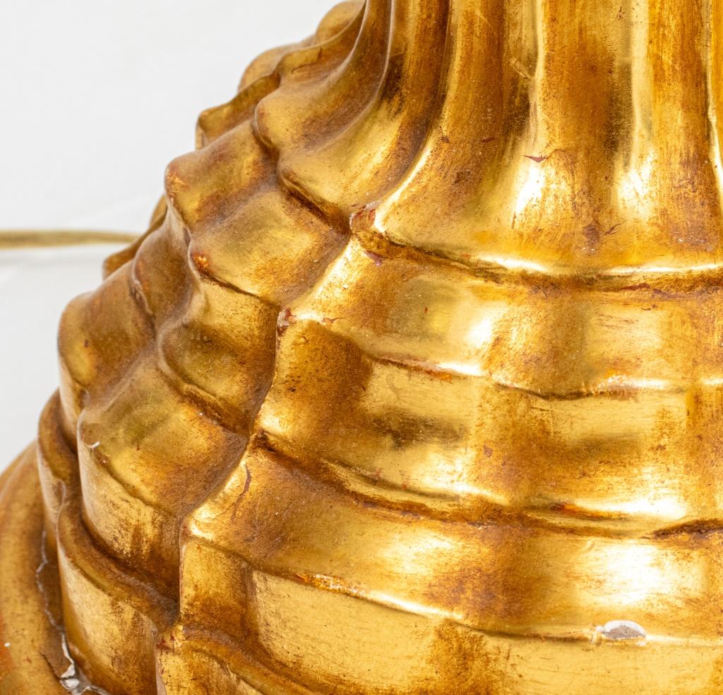 Bois doré Paire de lampadaires néoclassiques en composition dorée en vente