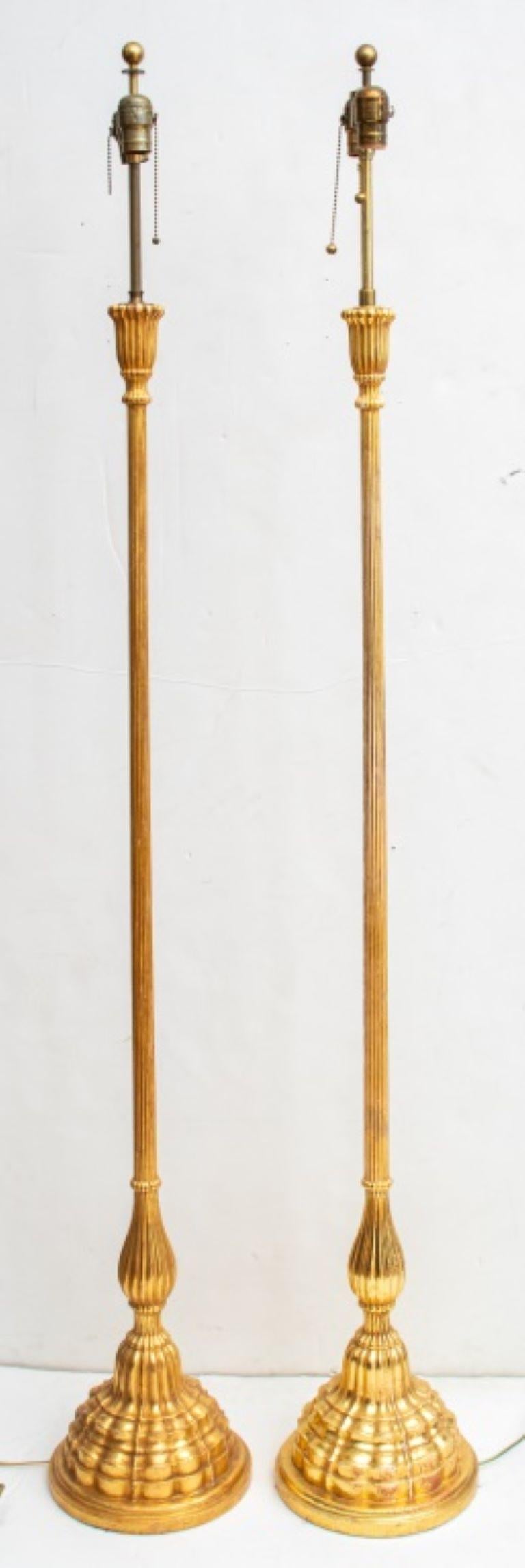 Paire de lampadaires néoclassiques en composition dorée en vente 1
