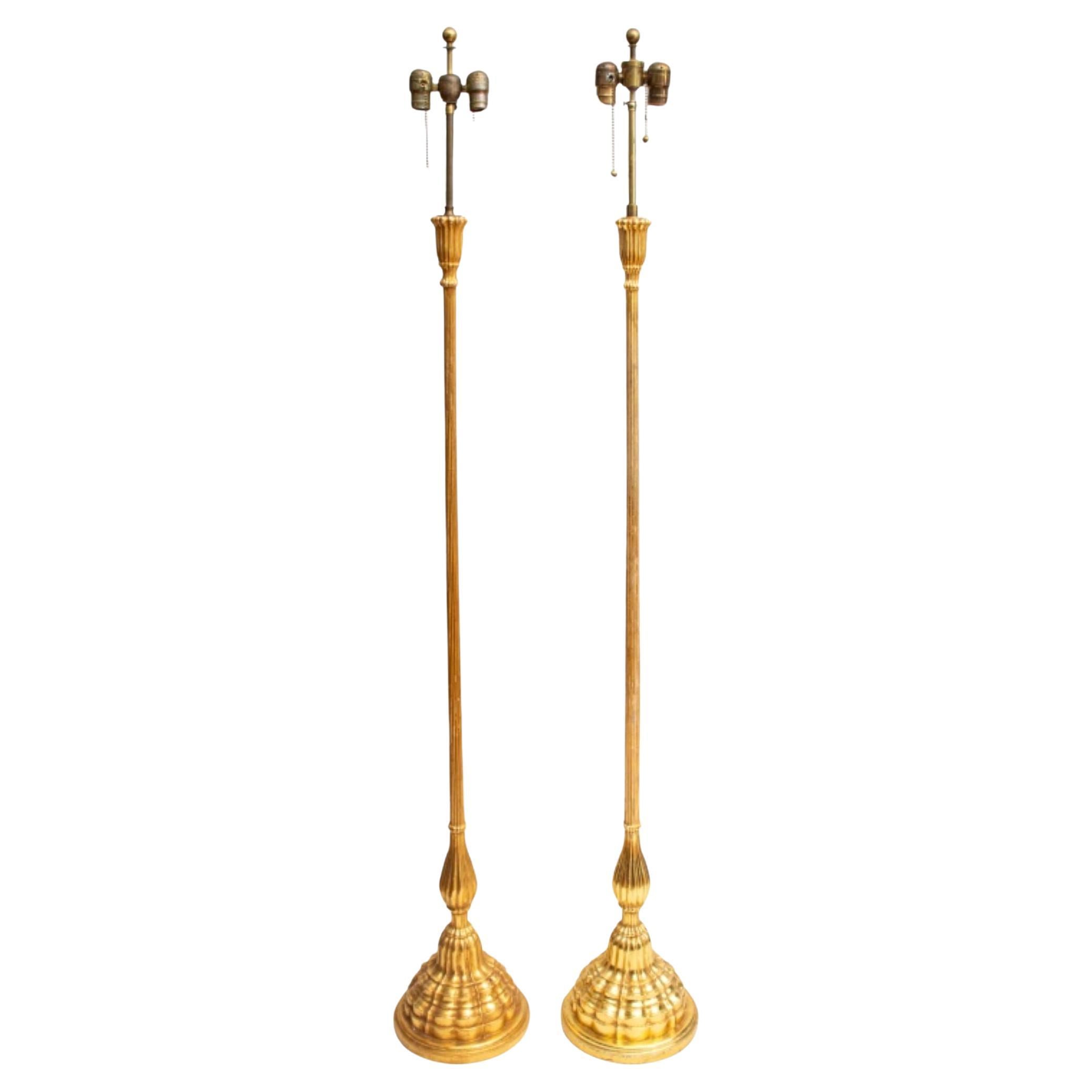 Paire de lampadaires néoclassiques en composition dorée en vente