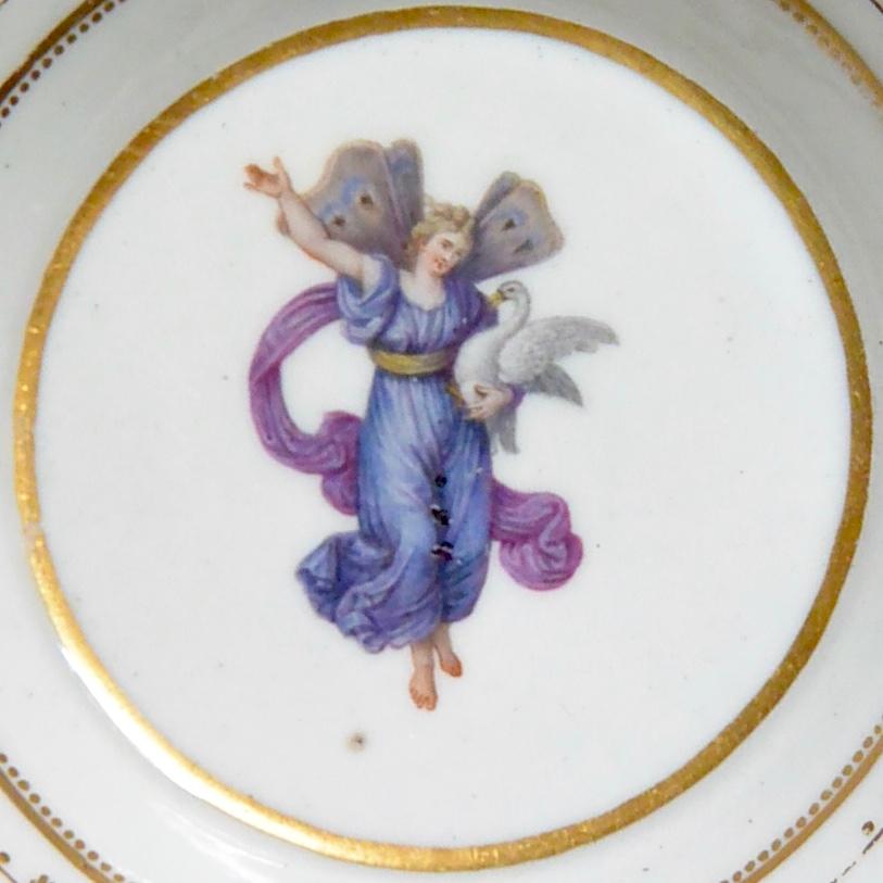 Neoclassico Piatto decorato in oro neoclassico con figura mitologica in vendita
