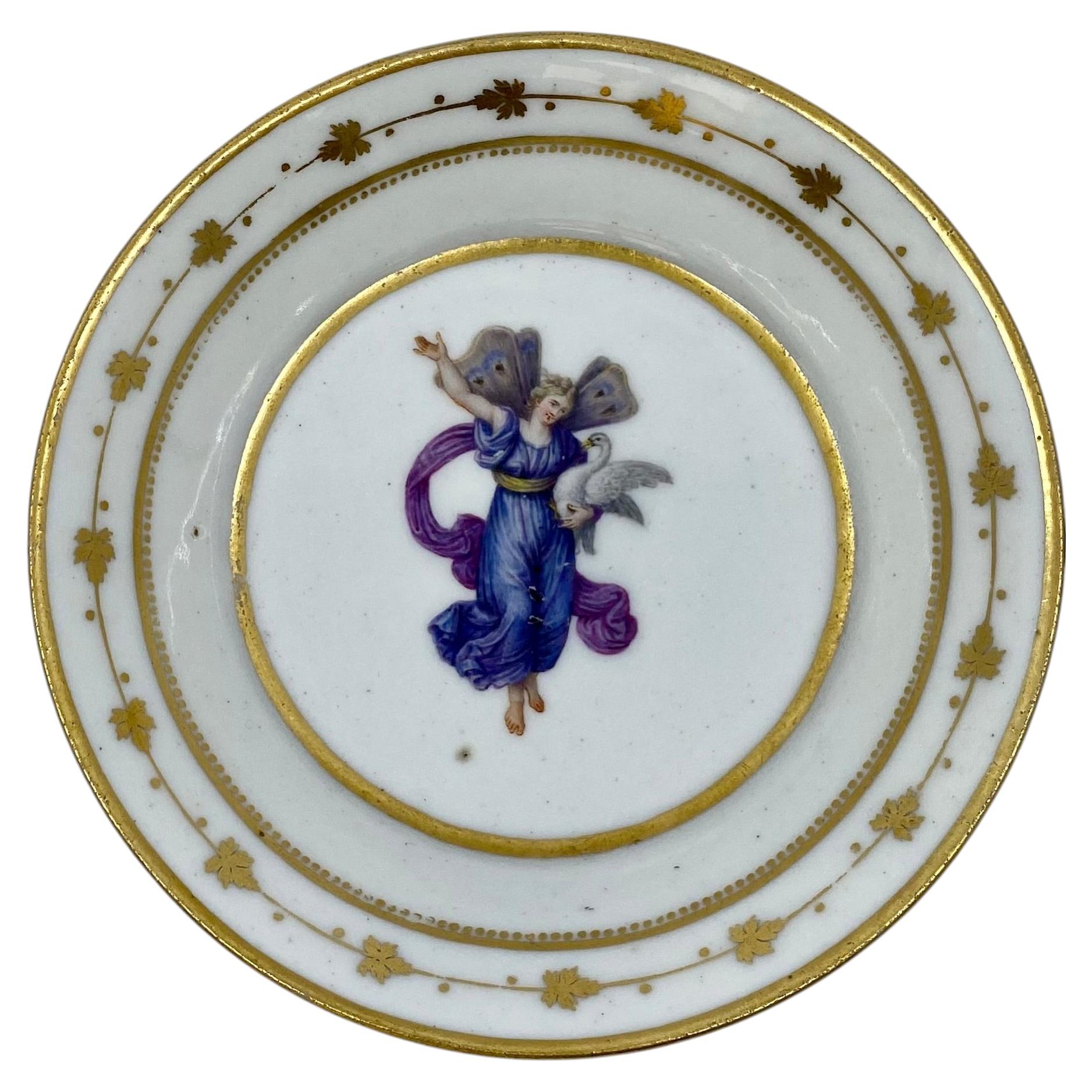Assiette décorée en vermeil avec figure de nymphe, de fée et de cygne