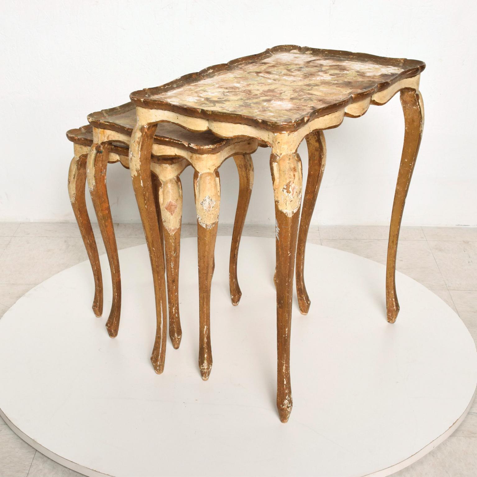 Mid-20th Century 1960s Neoclassical Florentine Nesting Tables Gold Gilt Set of Three ITALY