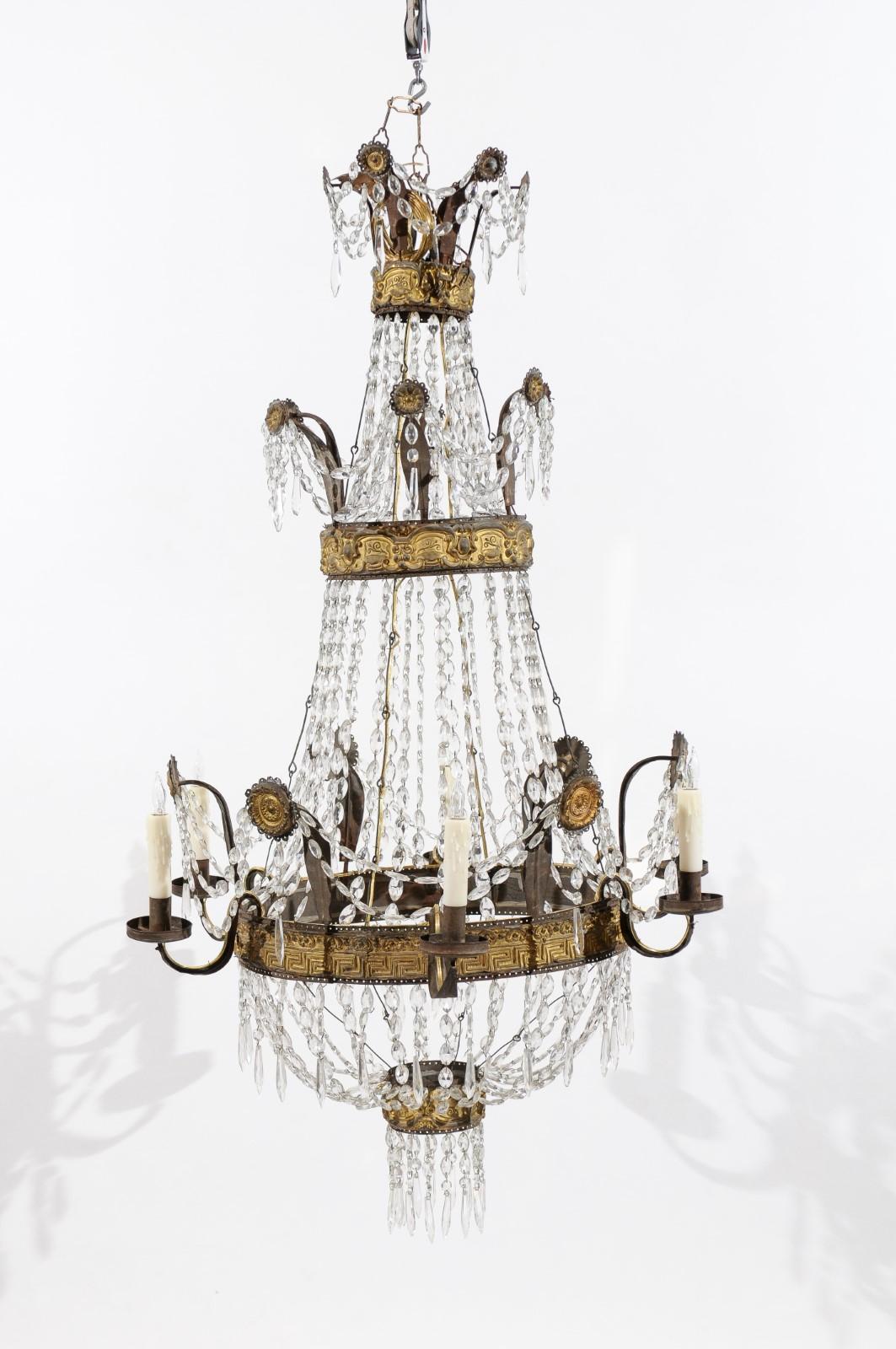 Neoklassischer 6-Licht-Kronleuchter aus vergoldetem Metall mit griechischem Schlüssel und Kristallkorb im Angebot 4