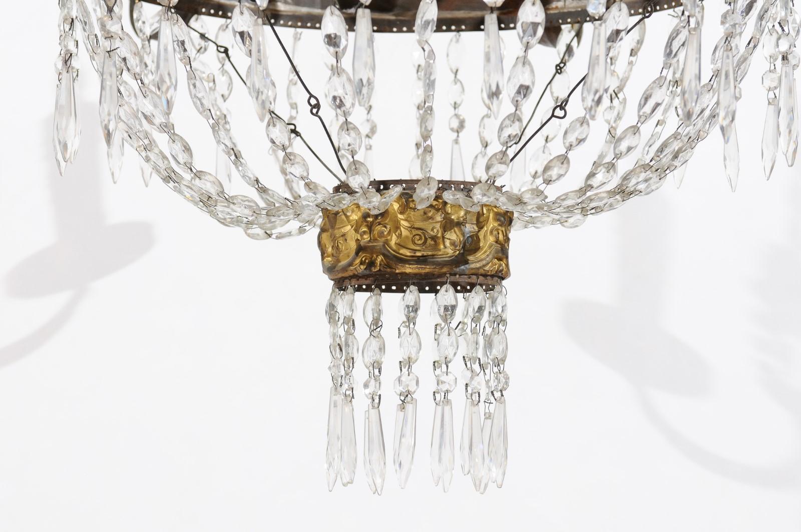 Neoklassischer 6-Licht-Kronleuchter aus vergoldetem Metall mit griechischem Schlüssel und Kristallkorb im Angebot 9