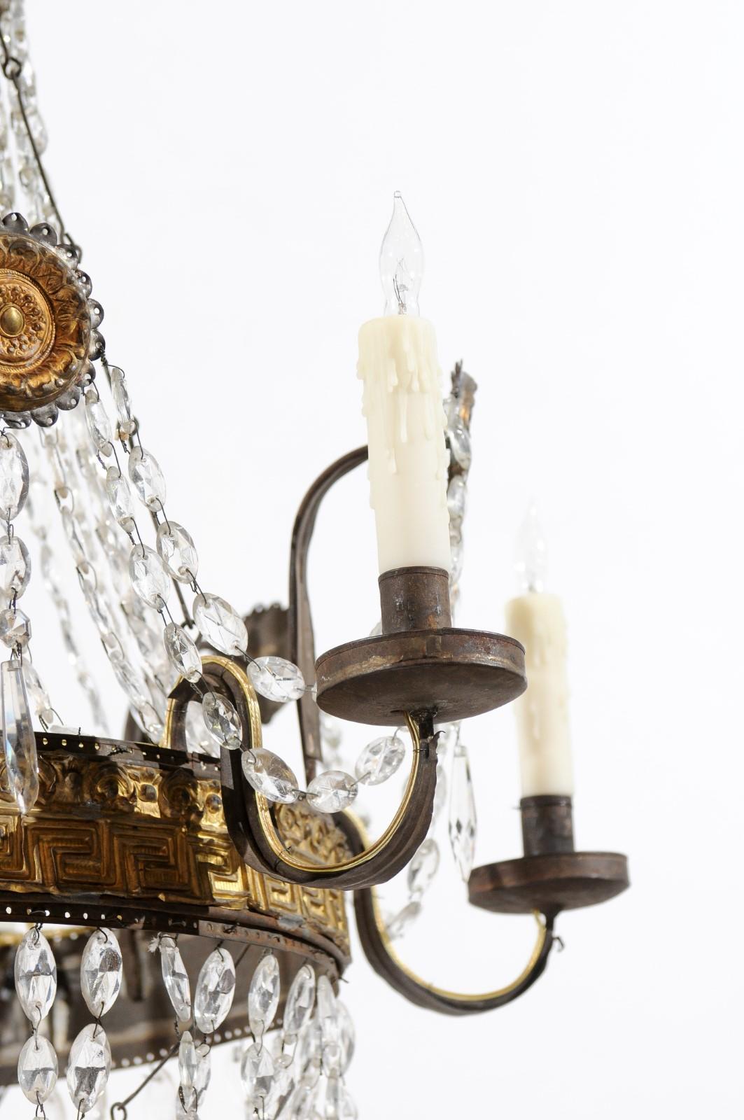 Lampadario neoclassico a 6 luci con design a chiave greca in metallo dorato e cesto di cristallo in vendita 9