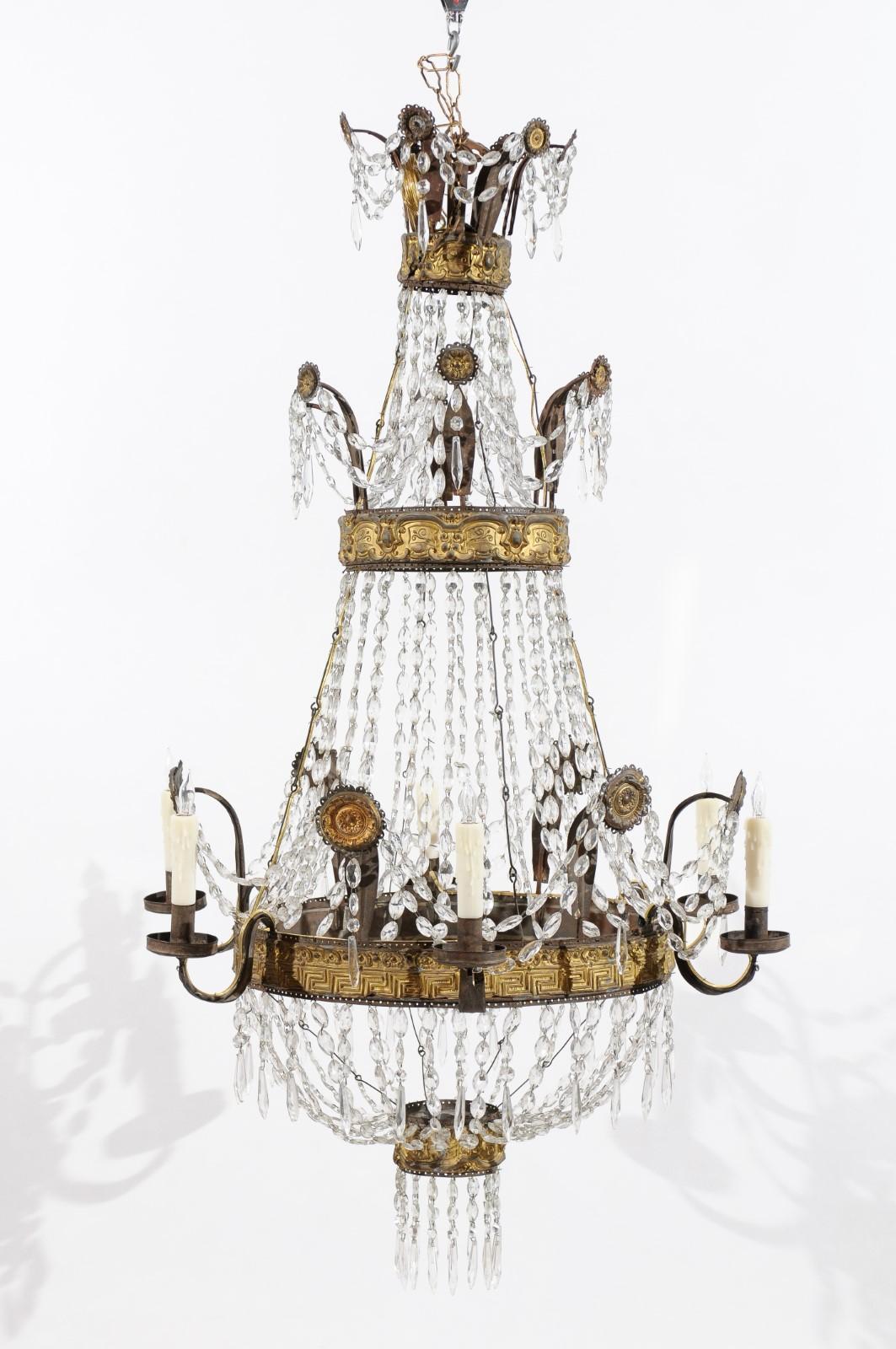 Un lustre néoclassique italien de la fin du 18ème siècle en métal doré et cristal avec 6 lumières et un design en forme de clé grecque.