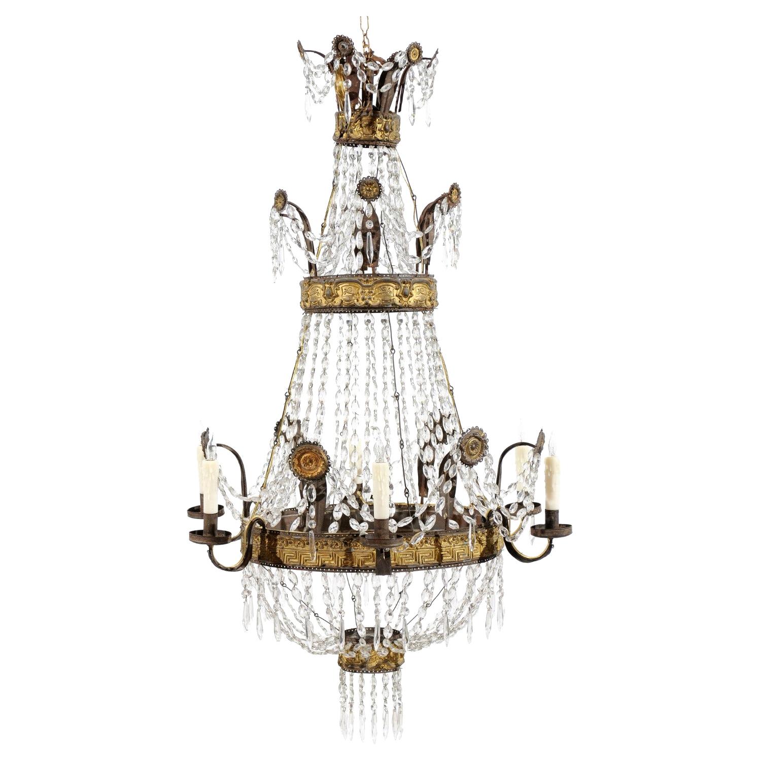 Neoklassischer 6-Licht-Kronleuchter aus vergoldetem Metall mit griechischem Schlüssel und Kristallkorb im Angebot