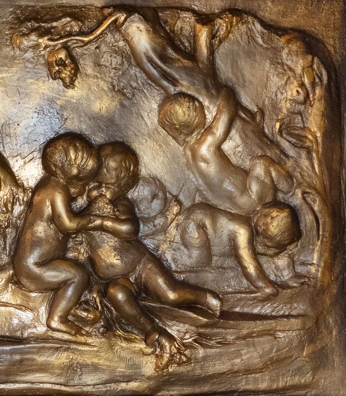 Français Panneau en relief de chérubin néoclassique en terre cuite dorée, 19ème siècle en vente