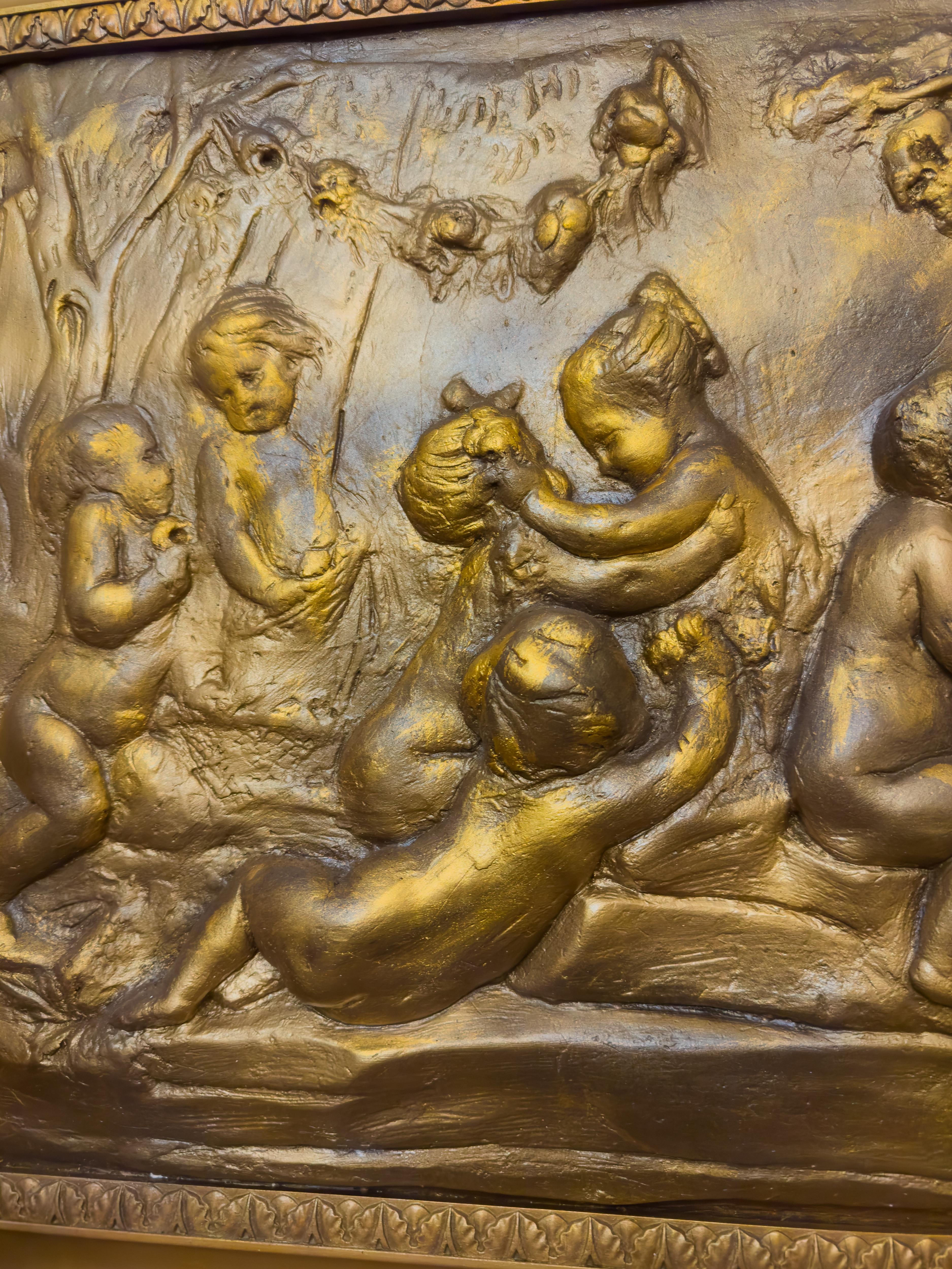 XIXe siècle Panneau en relief de chérubin néoclassique en terre cuite dorée, 19ème siècle en vente