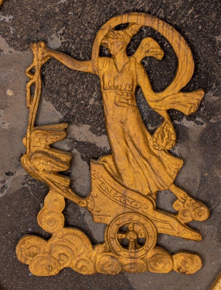 Zwei geschnitzte Kameen aus vergoldetem Holz auf Tafeln aus Kunstmarmor, die den griechischen Gott Apollo und seine Zwillingsschwester Artemis (oder die römischen Phoebus und Diana) auf Streitwagen inmitten von Wolken darstellen, untergebracht in