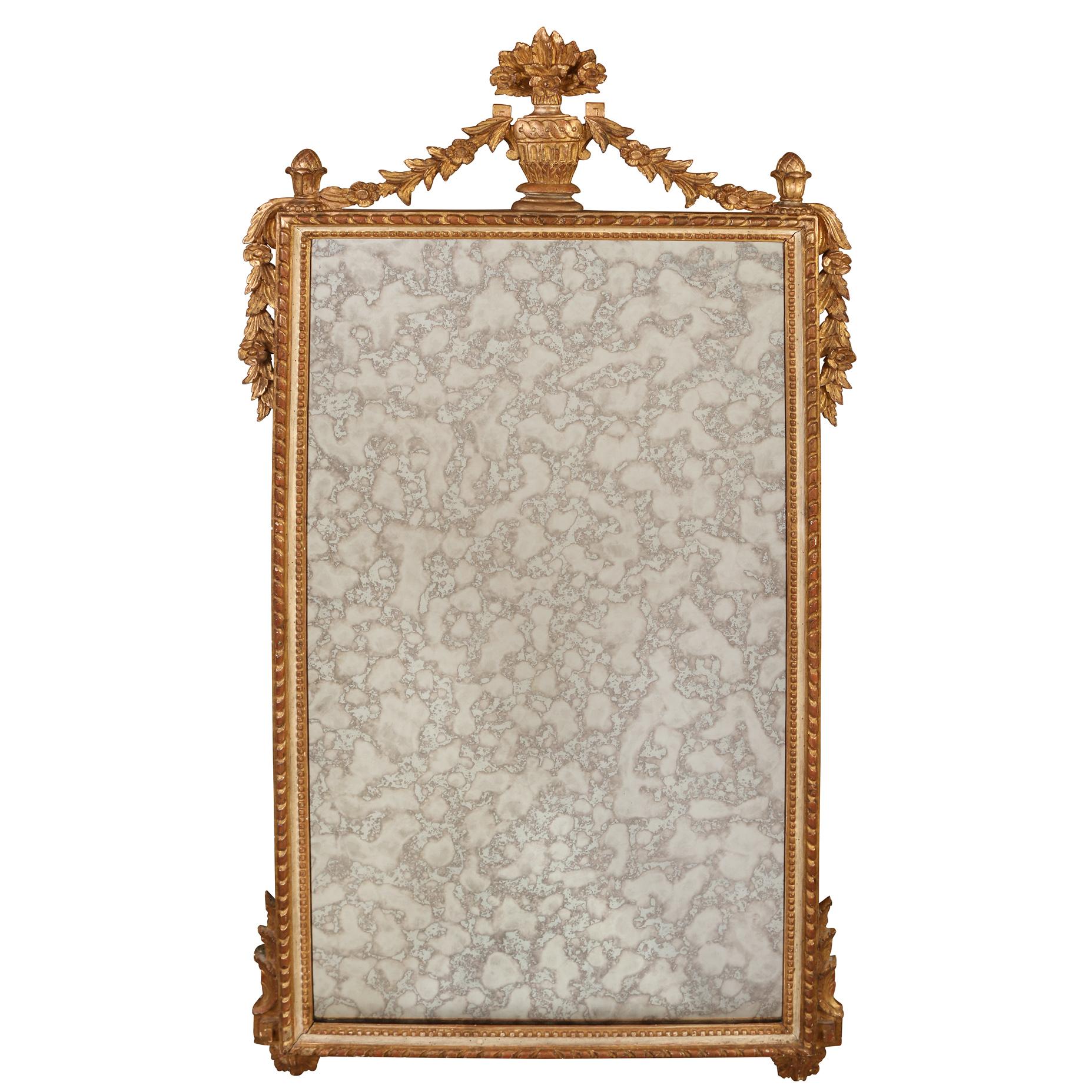 Néoclassique Miroir néoclassique en bois doré avec urne et guirlande en vente