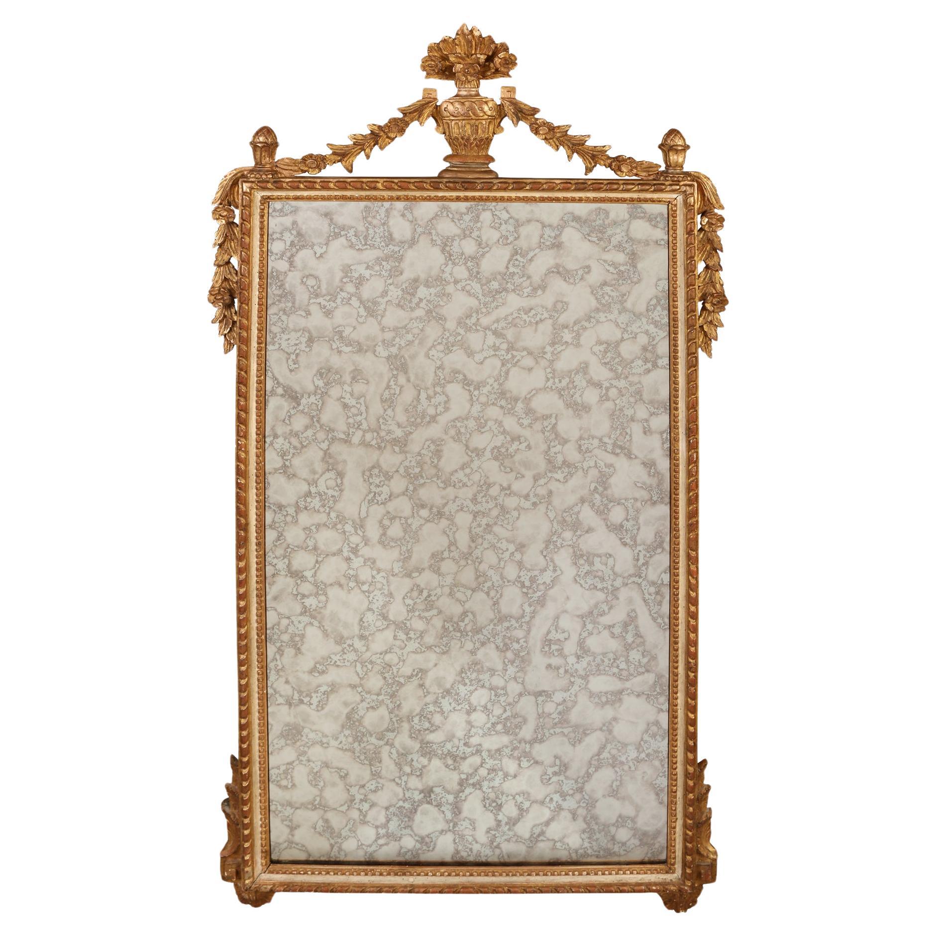 Specchio neoclassico in legno dorato con ornamento e stemma a ghirlanda