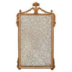 Miroir néoclassique en bois doré avec urne et guirlande