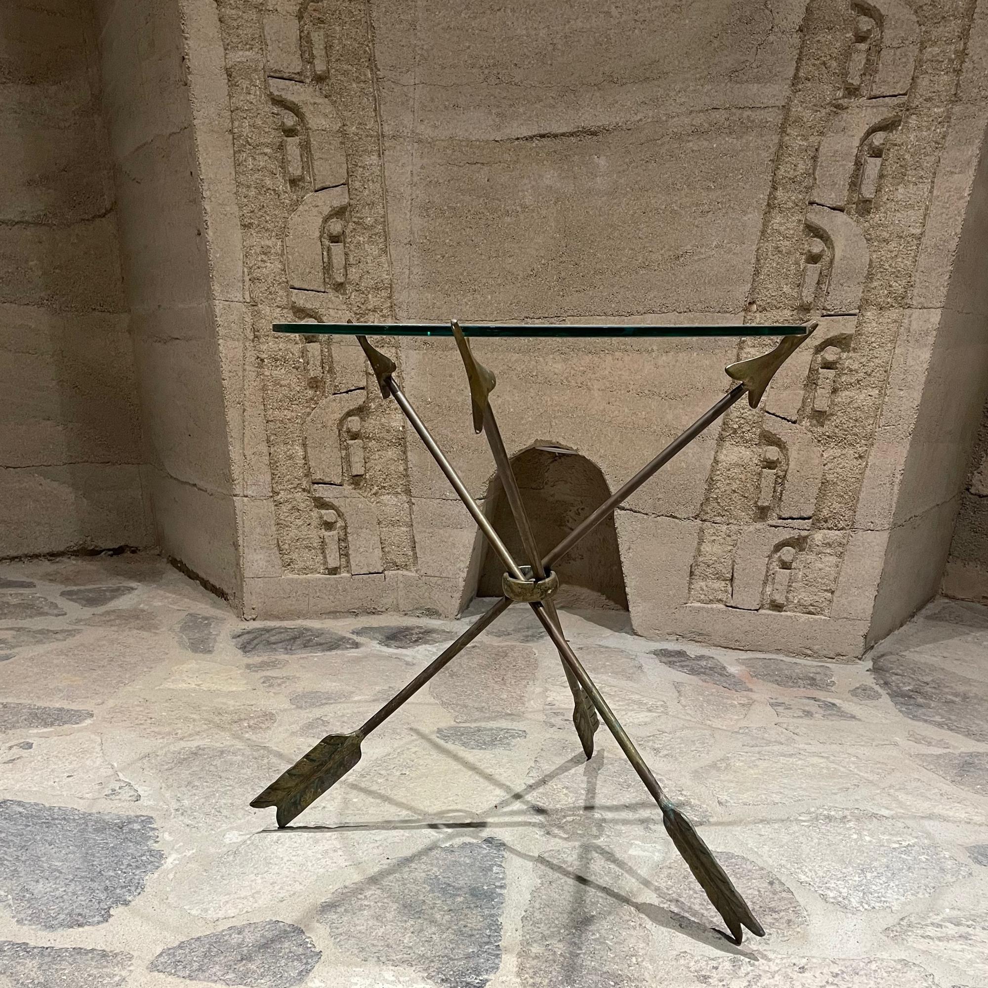 Tripod Side Table
Neoclassical glamor Martini cocktail side table tripod base design has three solid bronze arrows connected by a solid brass ring.
Dimensions: 22.13 diameter x 24.5 tall inches
Mexico 1940s, attribution Arturo Pani. No markings or