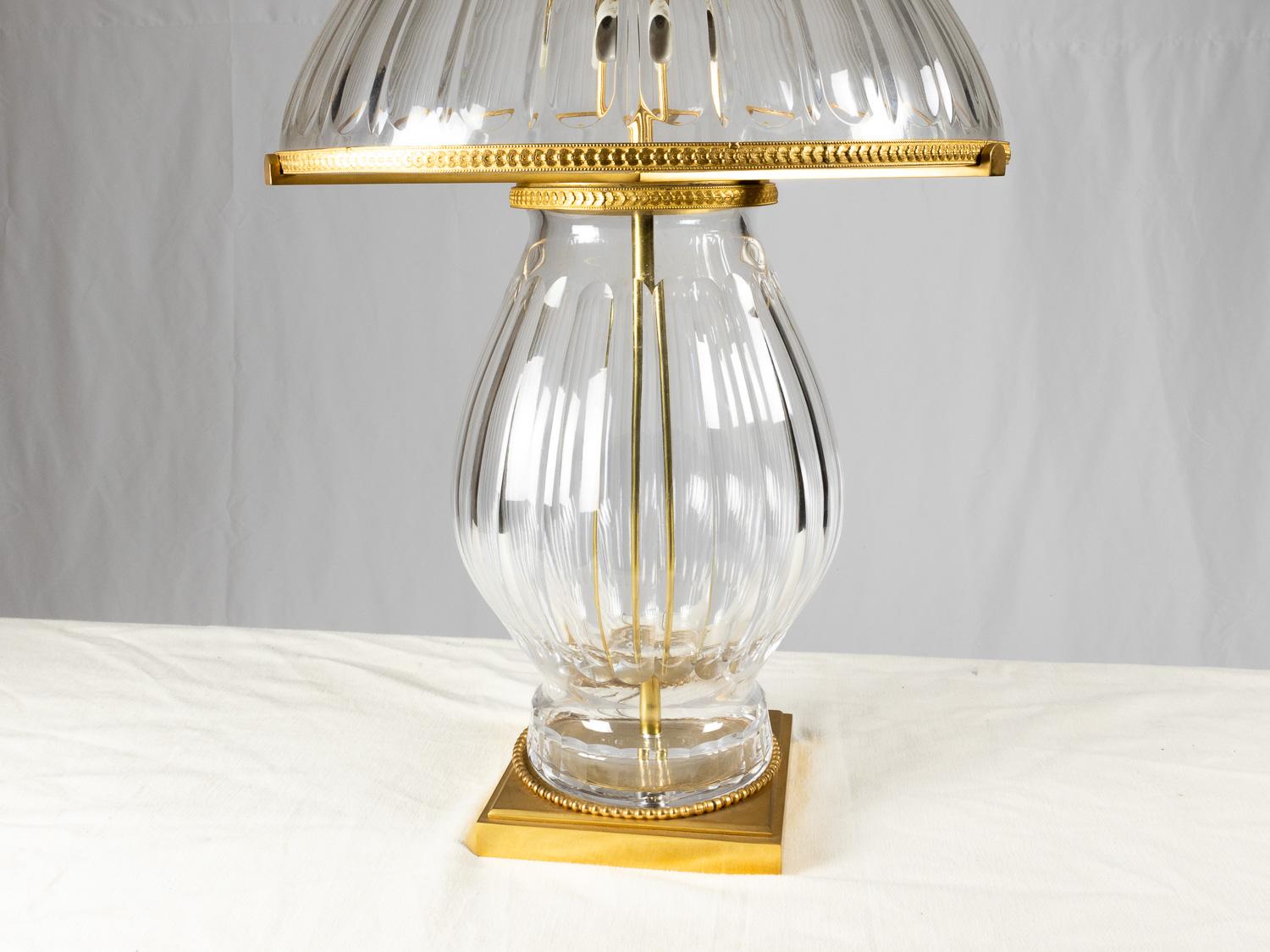 Lámpara de mesa neoclásica de cristal y bronce dorado, Siglo XX en venta 2