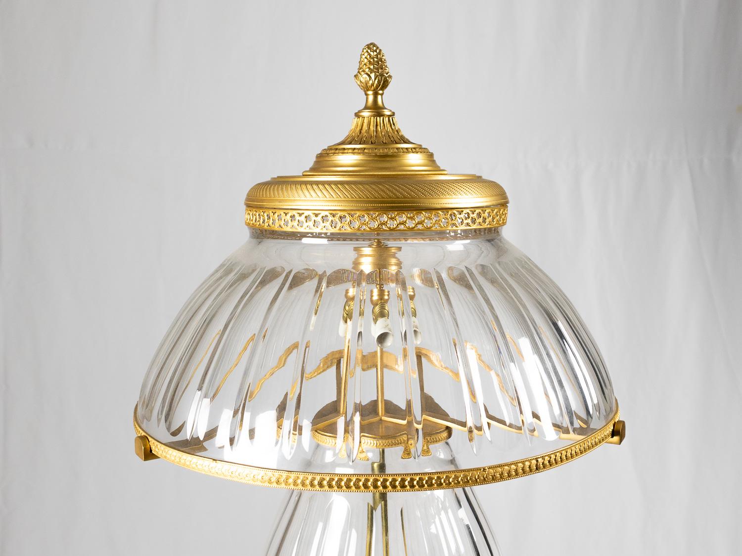 Lámpara de mesa neoclásica de cristal y bronce dorado, Siglo XX siglo XX en venta