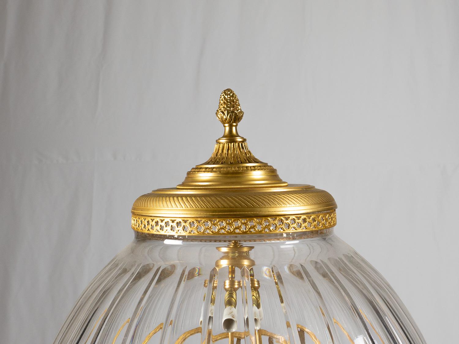 Lámpara de mesa neoclásica de cristal y bronce dorado, Siglo XX Metal en venta