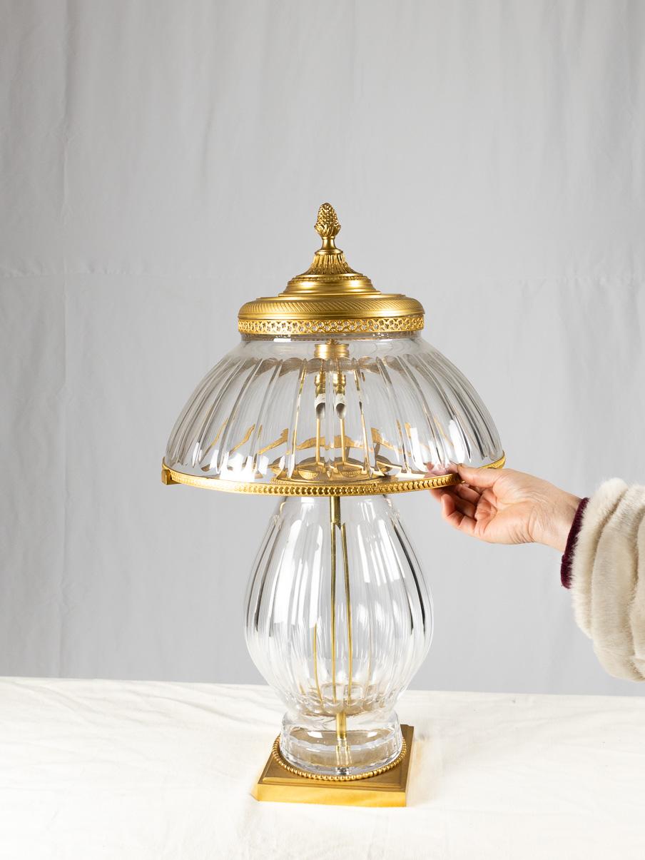Lámpara de mesa neoclásica de cristal y bronce dorado, Siglo XX en venta 1