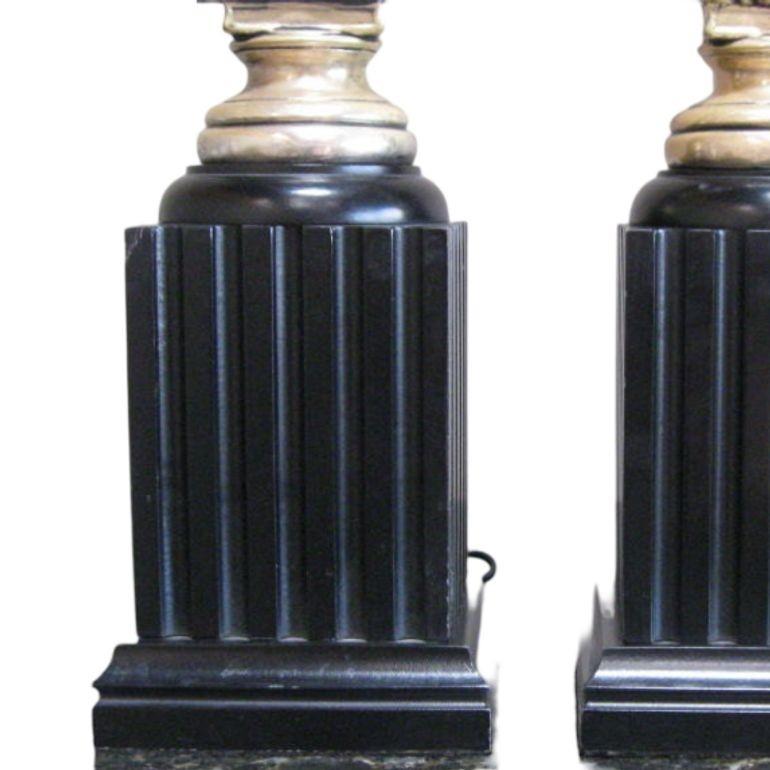 Néoclassique Paire de lampes de table piliers représentant un dieu et un déesse, de style néoclassique en vente