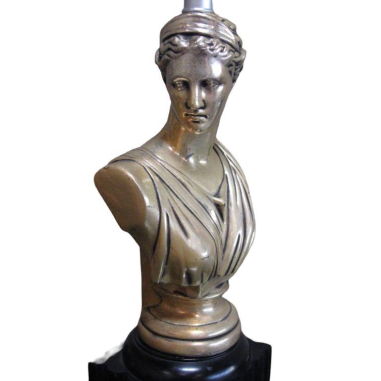 Américain Paire de lampes de table piliers représentant un dieu et un déesse, de style néoclassique en vente