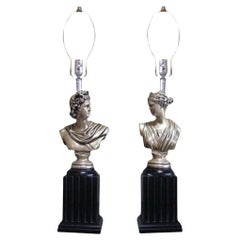 Paire de lampes de table piliers représentant un dieu et un déesse, de style néoclassique