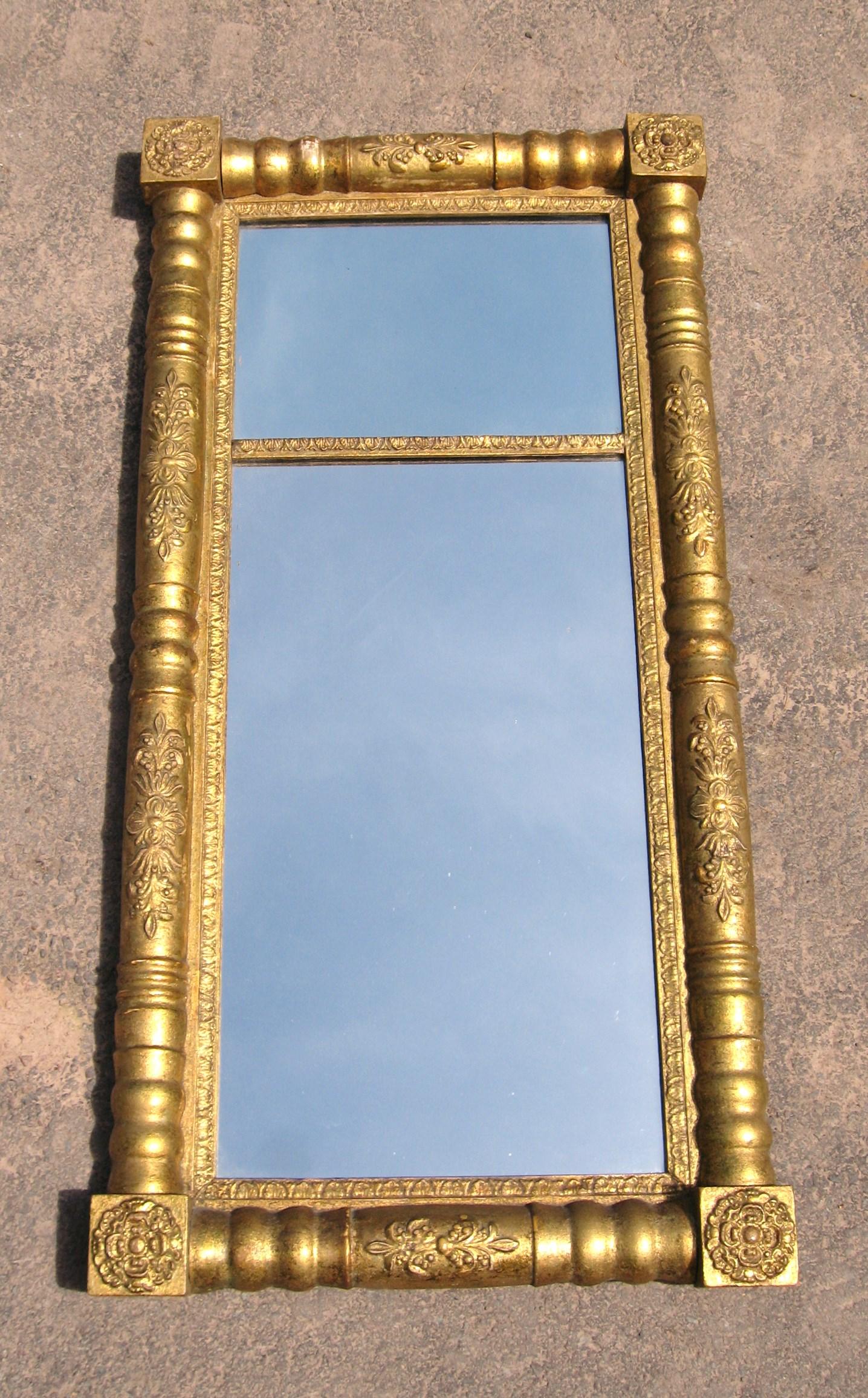 Wunderschöner zweiteiliger Spiegel im neoklassizistischen Stil mit Blattvergoldung, der den ursprünglichen Spiegel und die Vergoldung beibehält. Messen 22 Zoll breit x 43 3/8 Zoll hoch x 2 3/4 Zoll tief, Abschnitt Größen sind 14 in breit x 9 5/8 in