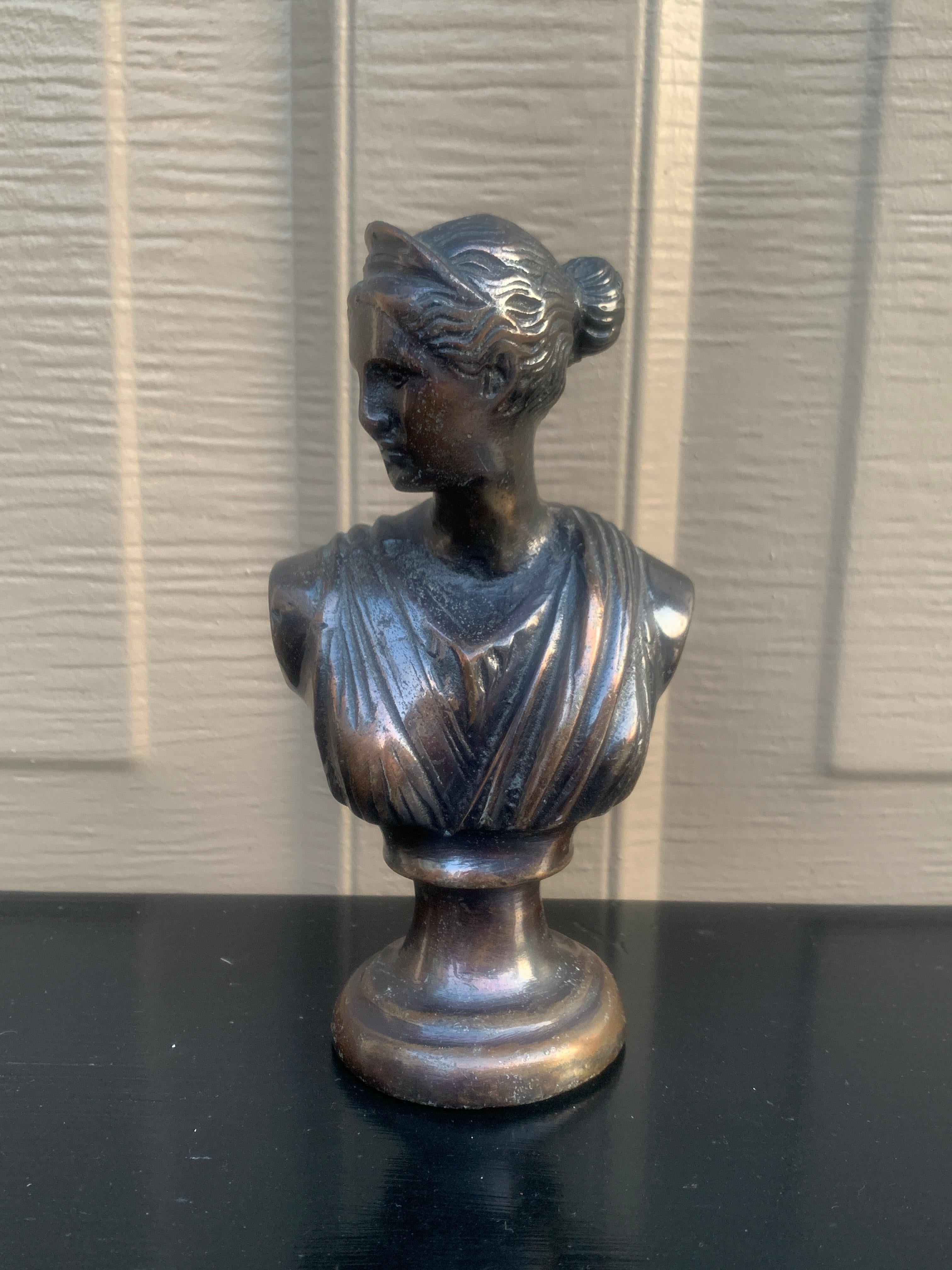 Splendida scultura in metallo fuso con testa femminile in stile Neoclassico Grand Tour della dea Diana Cacciatrice

Stati Uniti, fine del XX secolo

Misure: 3