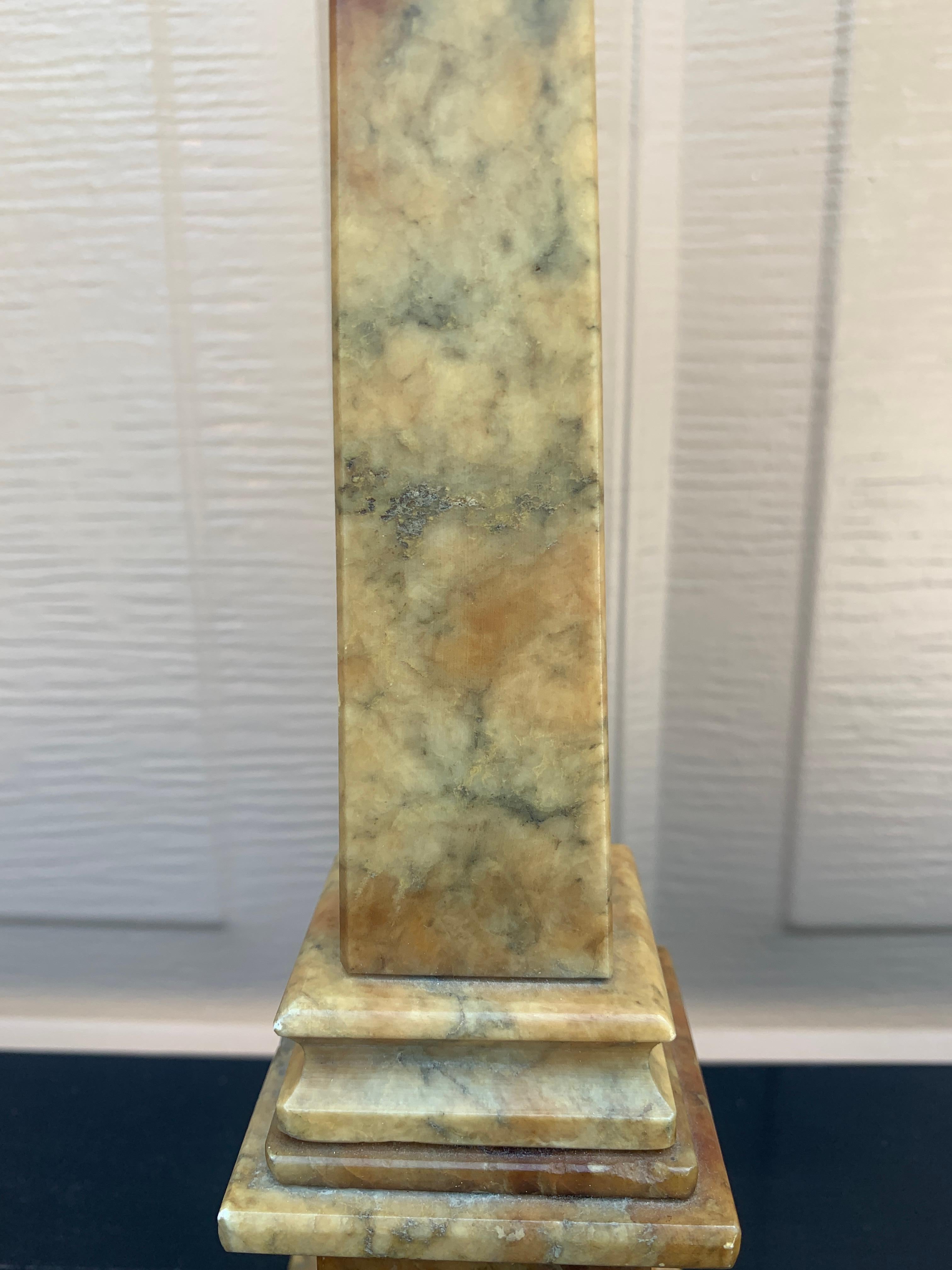 Neoklassischer Grand Tour Obelisk aus massivem italienischem Marmor (19. Jahrhundert) im Angebot