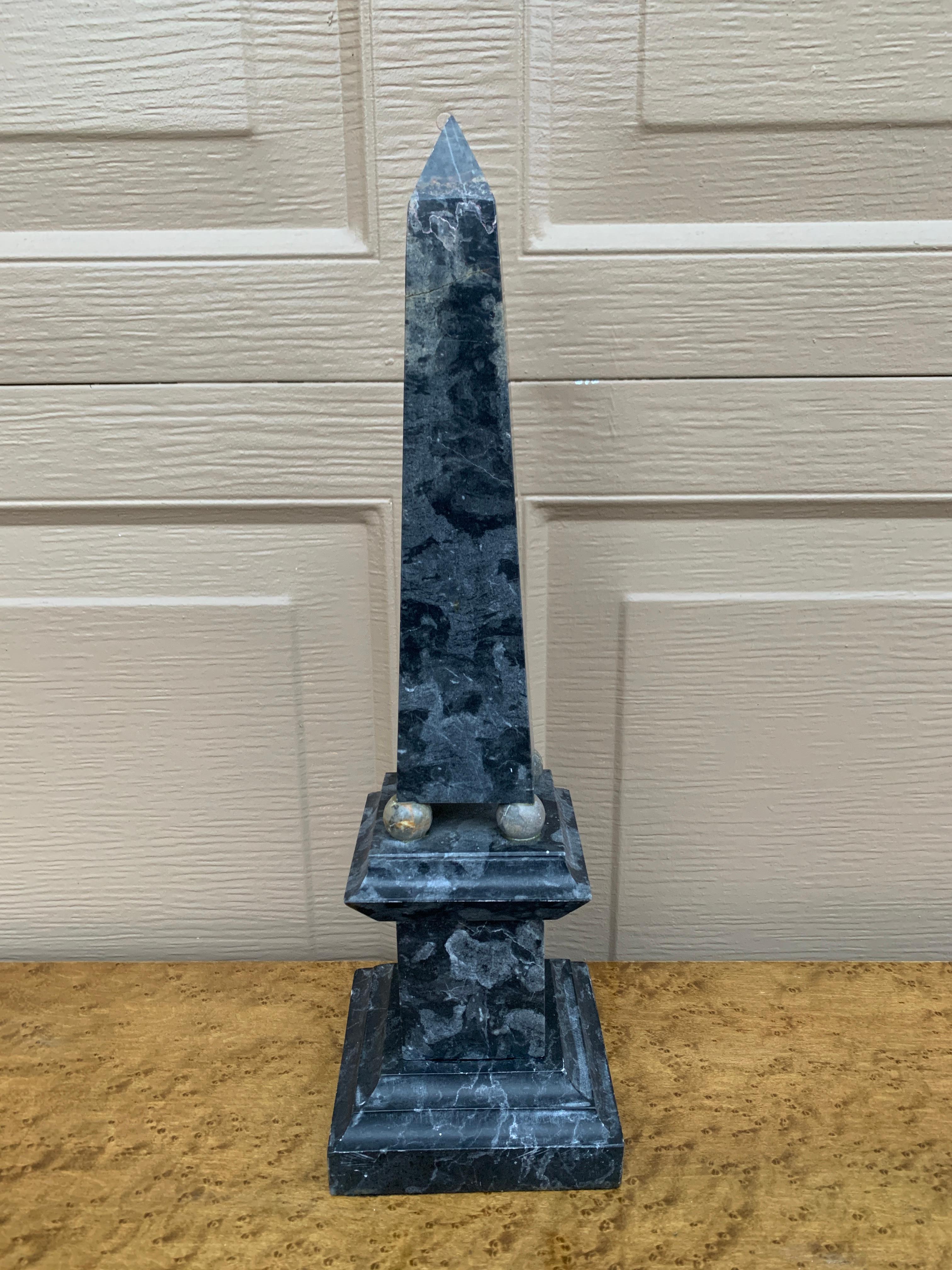 Impresionante obelisco azul de mármol macizo de estilo neoclásico o Grand Tour

Medidas: 4,75