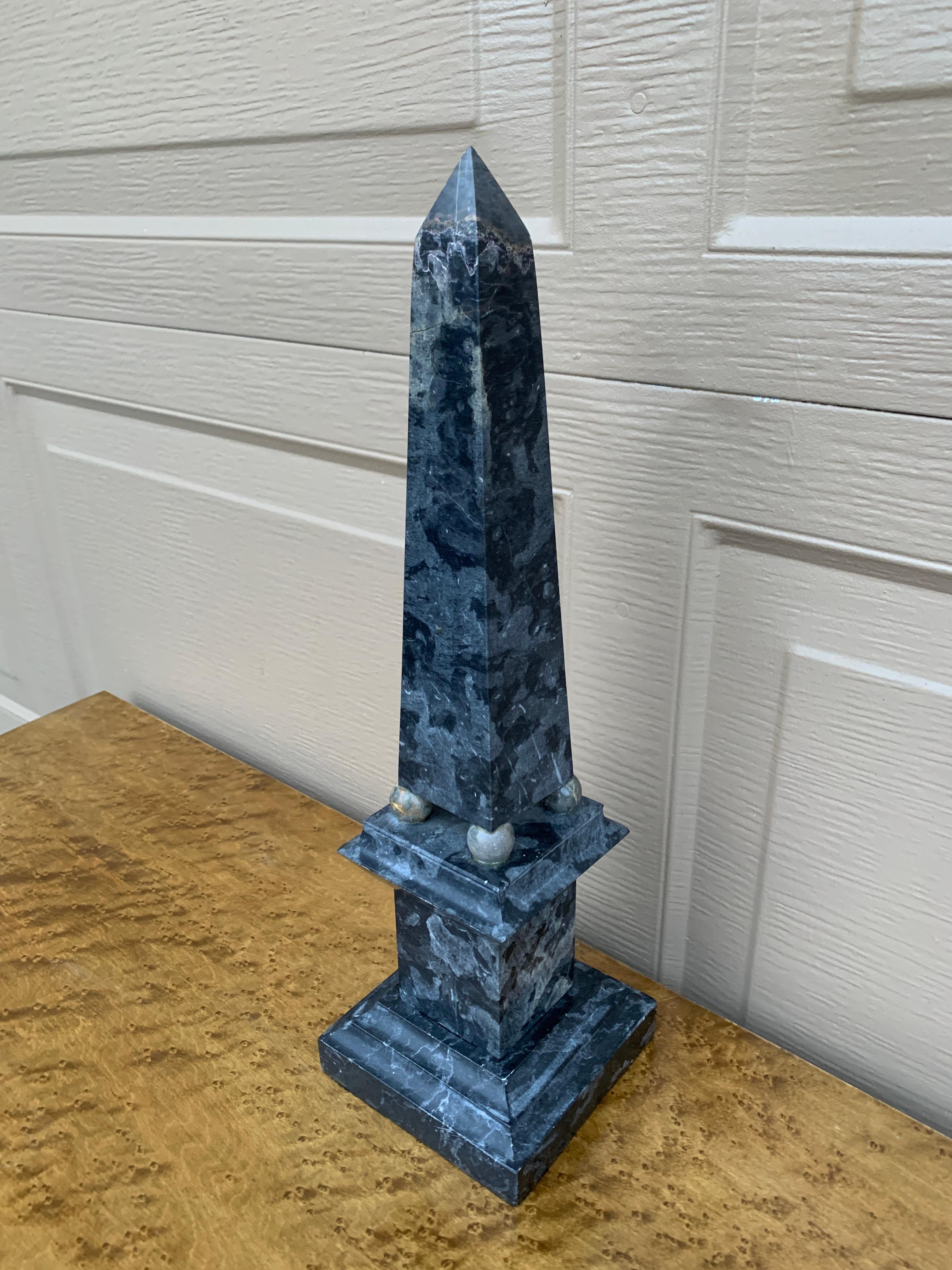 Obelisco neoclásico Grand Tour de mármol macizo azul Pakistaní en venta