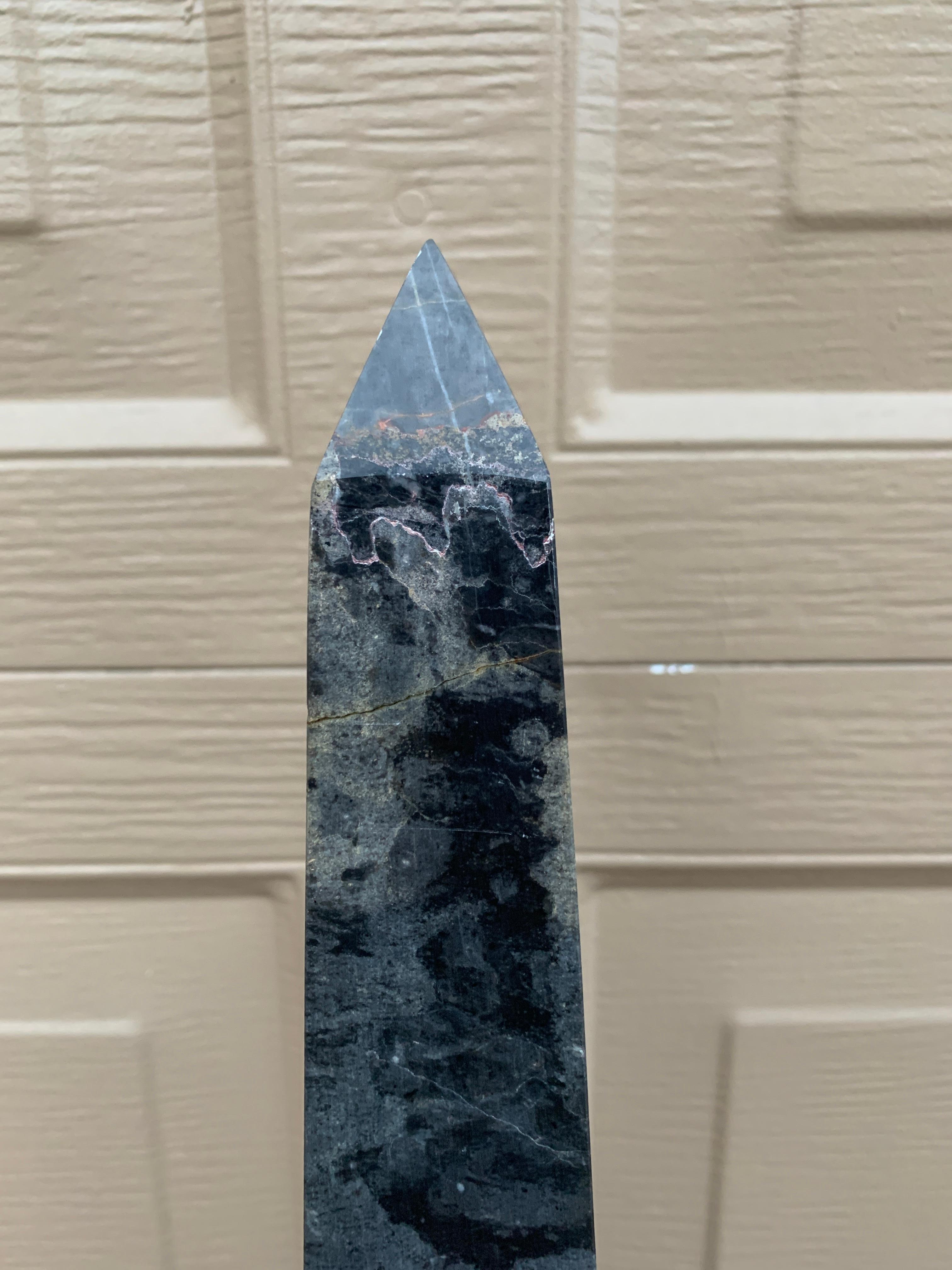 Obelisco neoclásico Grand Tour de mármol macizo azul siglo XX en venta