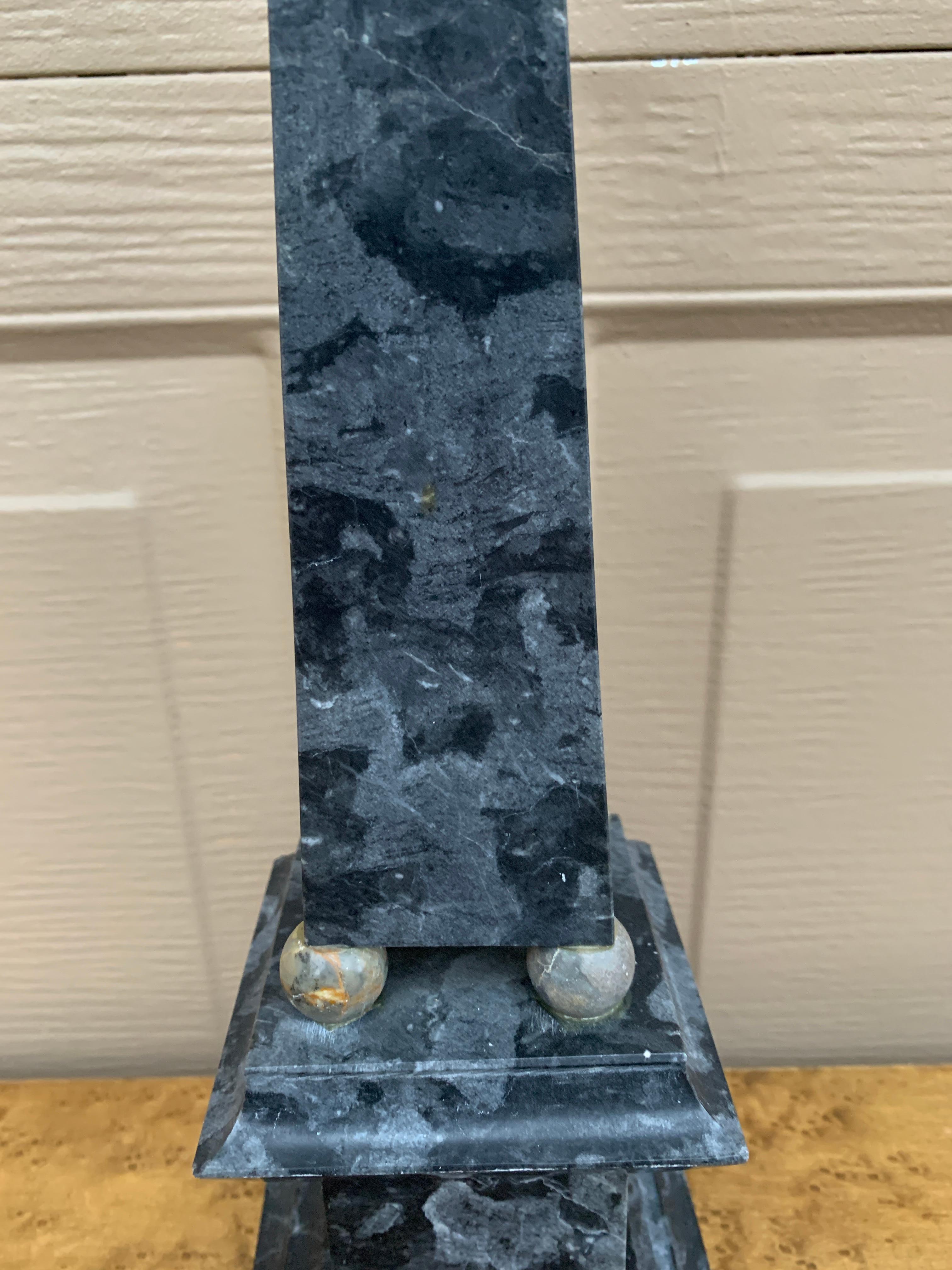 Obelisco neoclásico Grand Tour de mármol macizo azul Mármol en venta