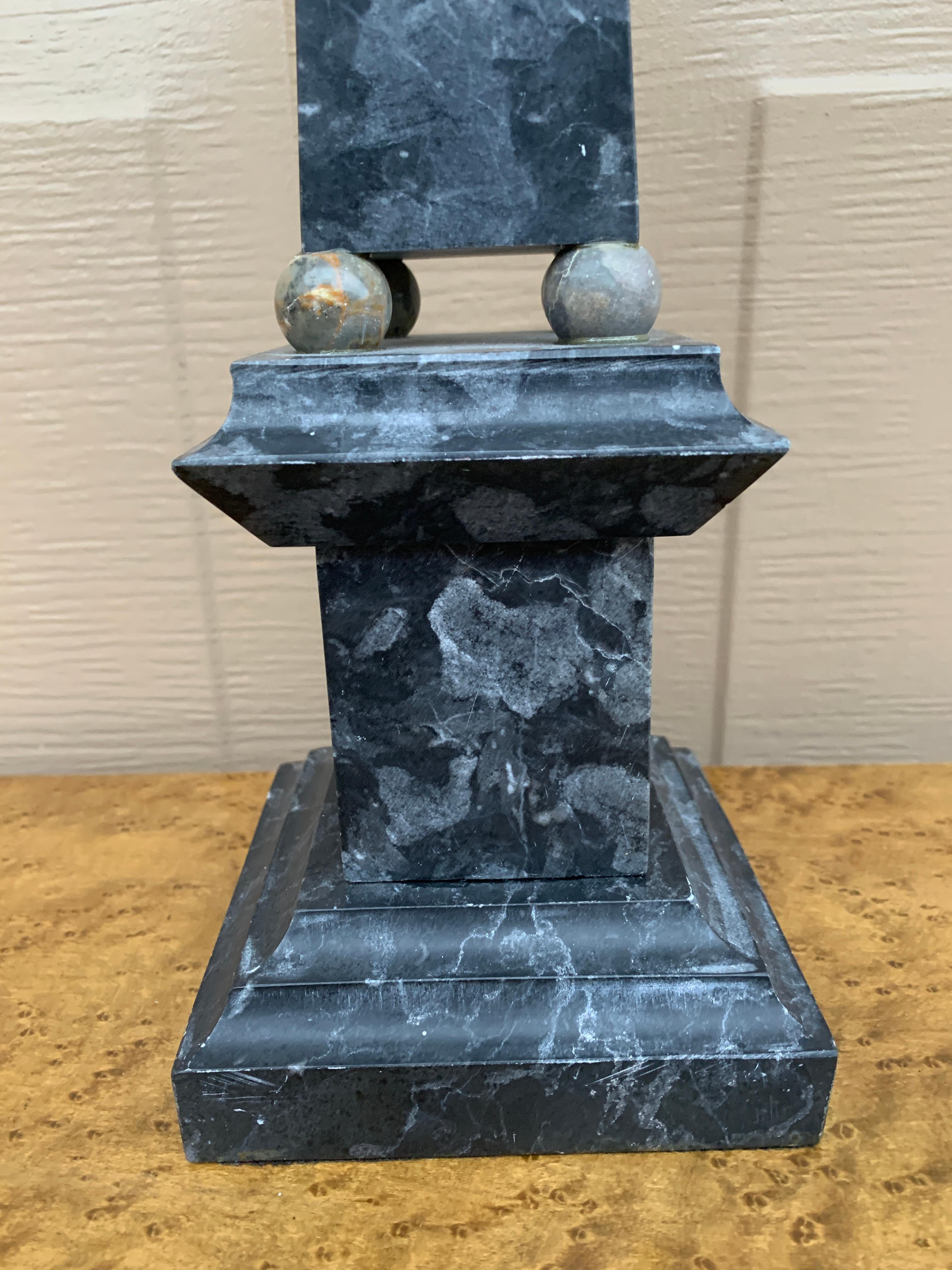 Obelisco neoclásico Grand Tour de mármol macizo azul en venta 1