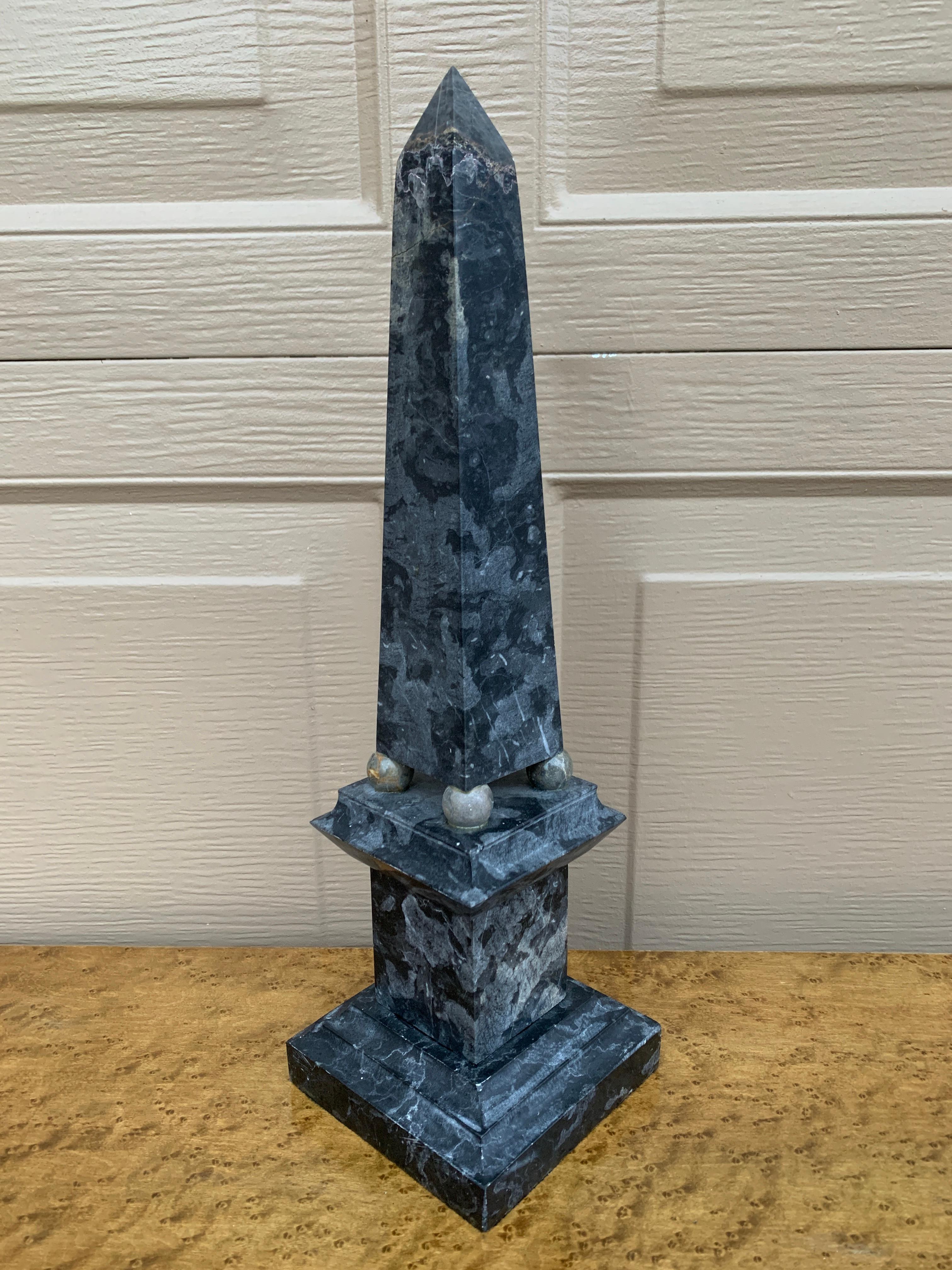 Obelisco neoclásico Grand Tour de mármol macizo azul en venta 2