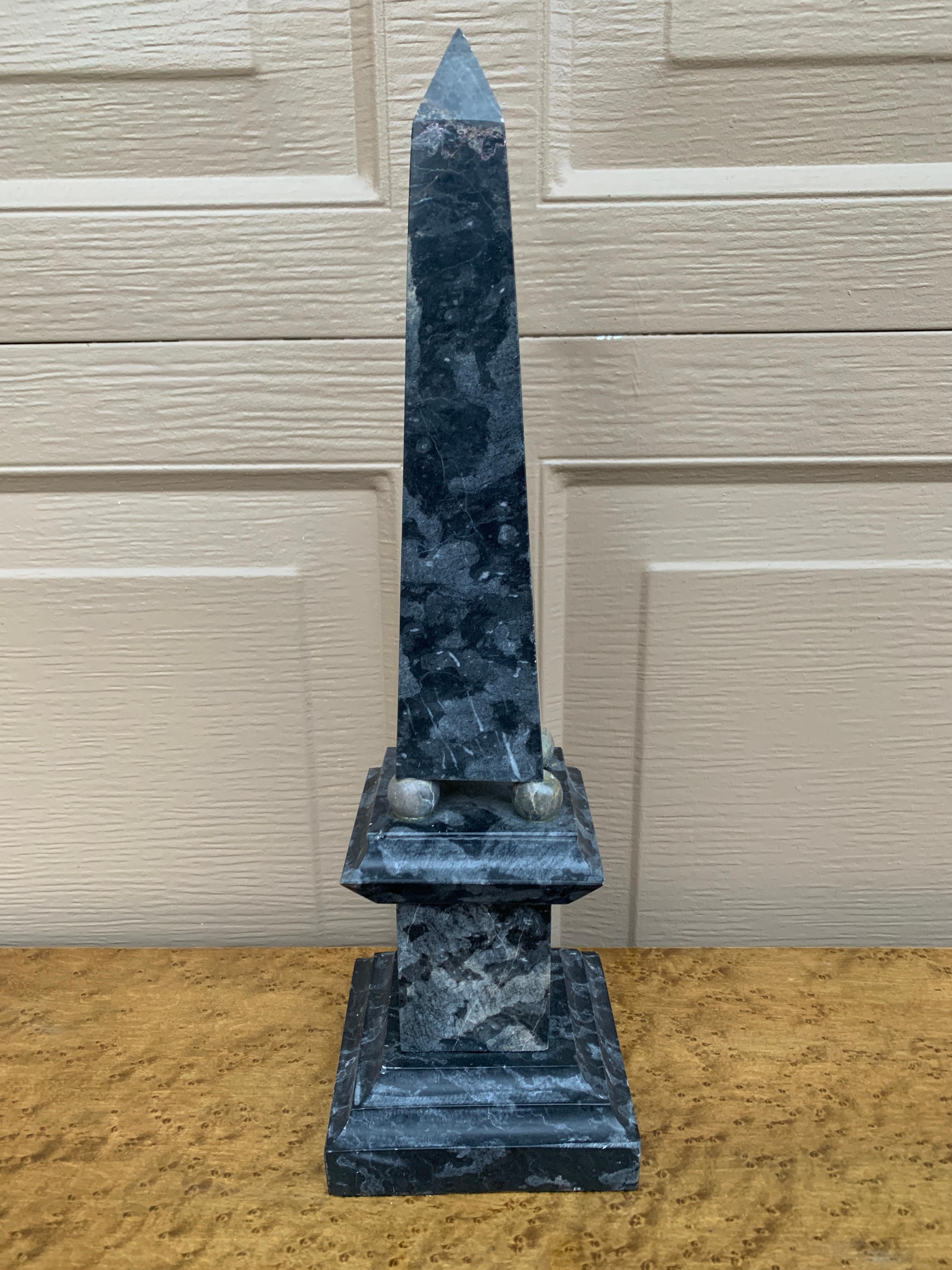 Obelisco neoclásico Grand Tour de mármol macizo azul en venta 3