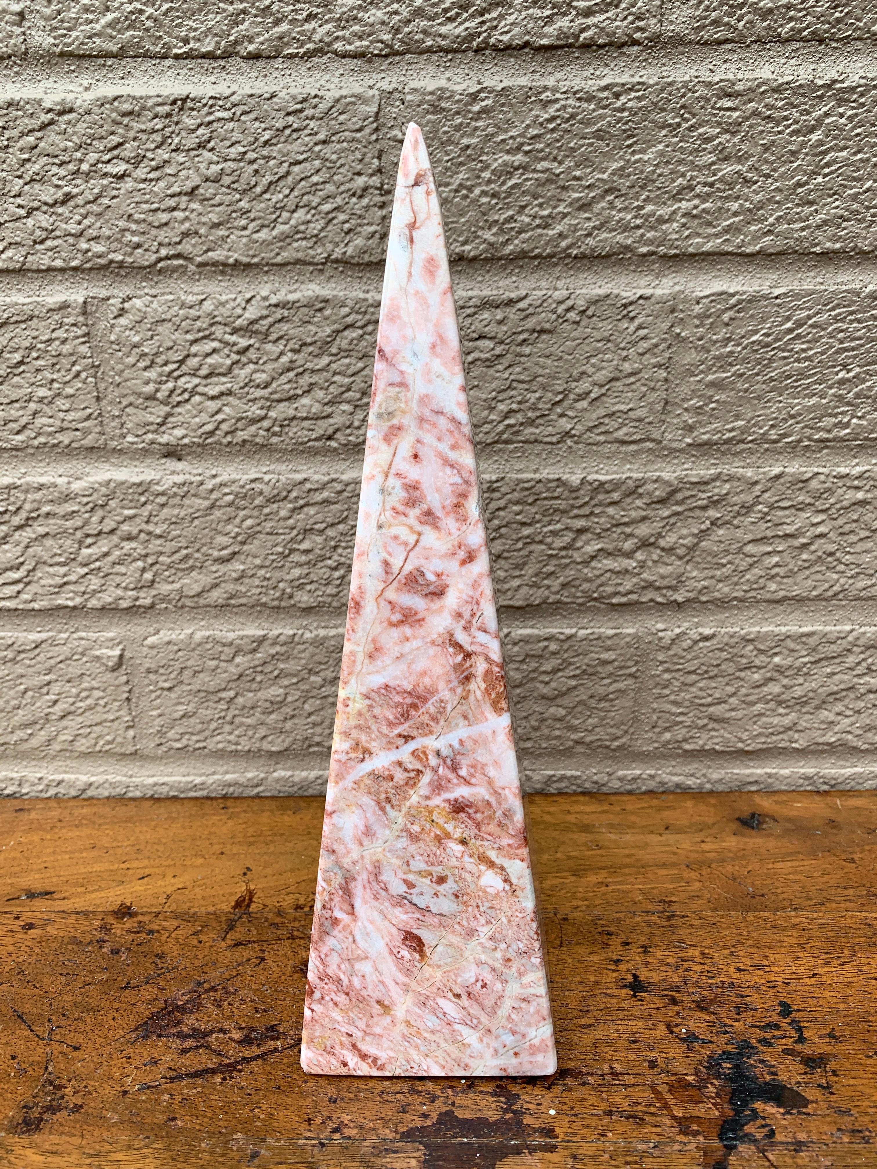 Uno splendido obelisco neoclassico in marmo massiccio rosa e crema in stile Grand Tour

Fine del XX secolo

Misure: 2,88 