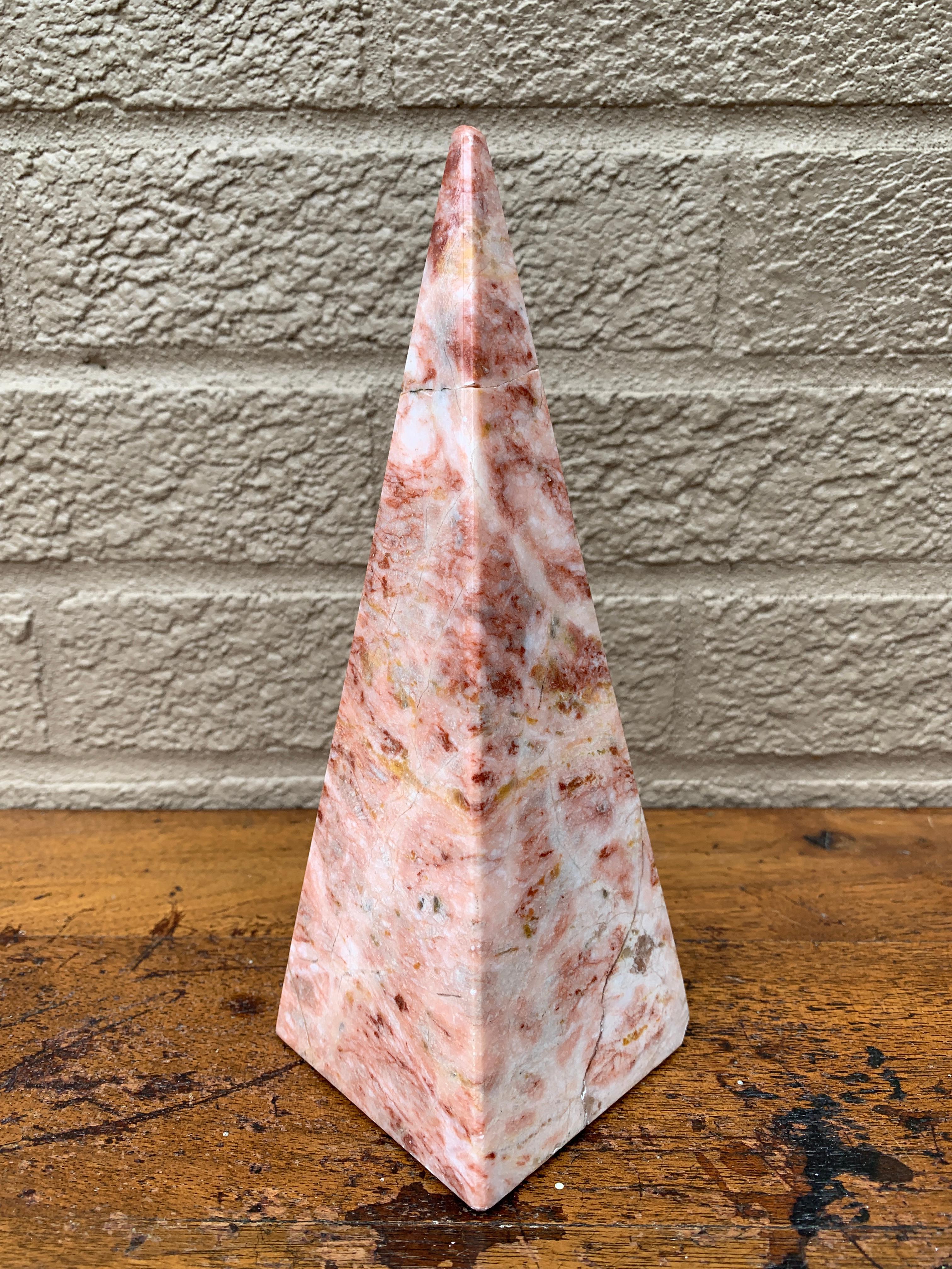 Uno splendido obelisco neoclassico in marmo massiccio rosa e crema in stile Grand Tour

Fine del XX secolo

Misure: 2,88 